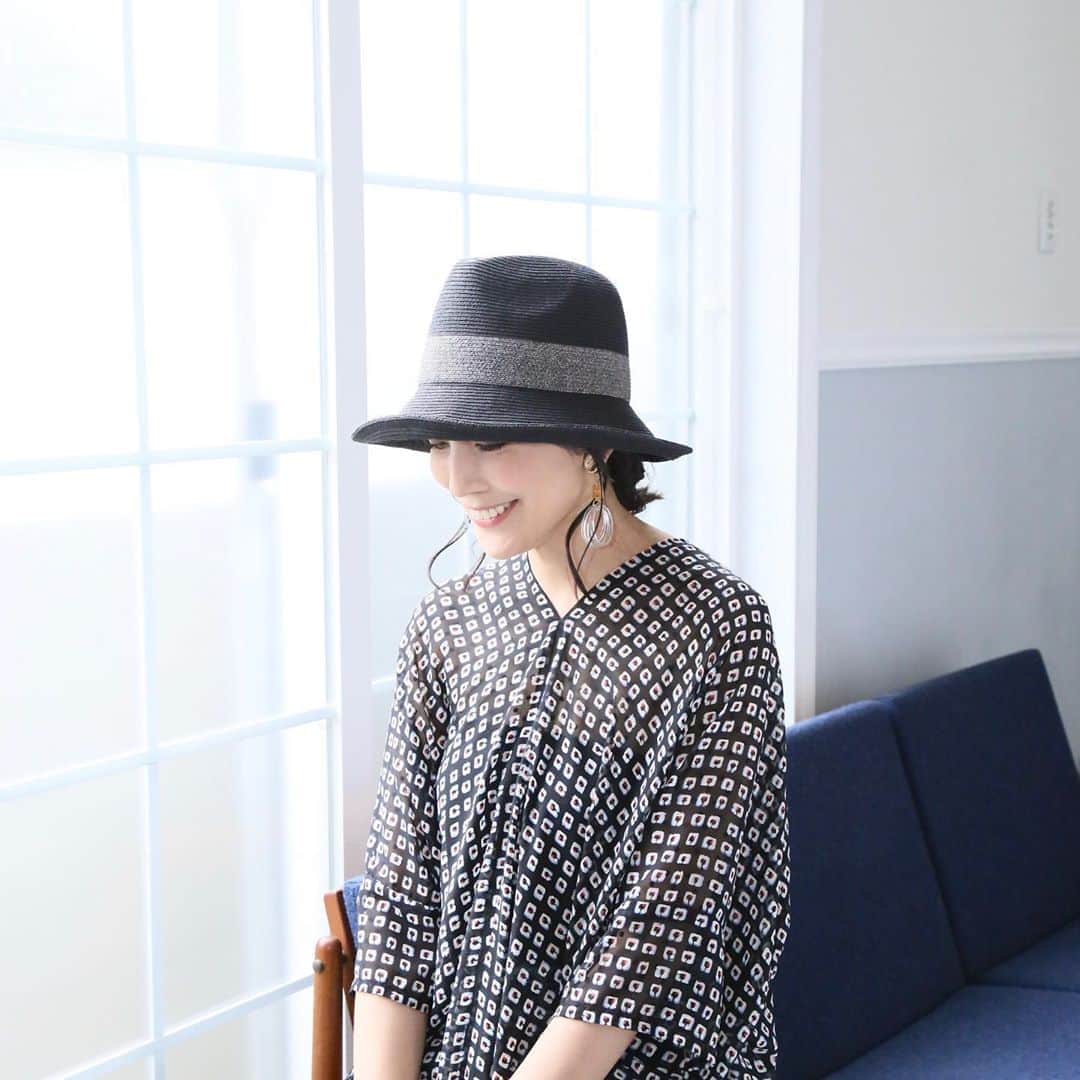田中美里のインスタグラム：「寒くて目覚めた朝。 気温差にきをつけて あったかくしてお過ごしくださいね。  #写真は以前のものです  #jinnobeatshitecassie  #ジンノビートシテカッシ  #帽子コーデ  #hat  photo by fujiko @fujiko121」