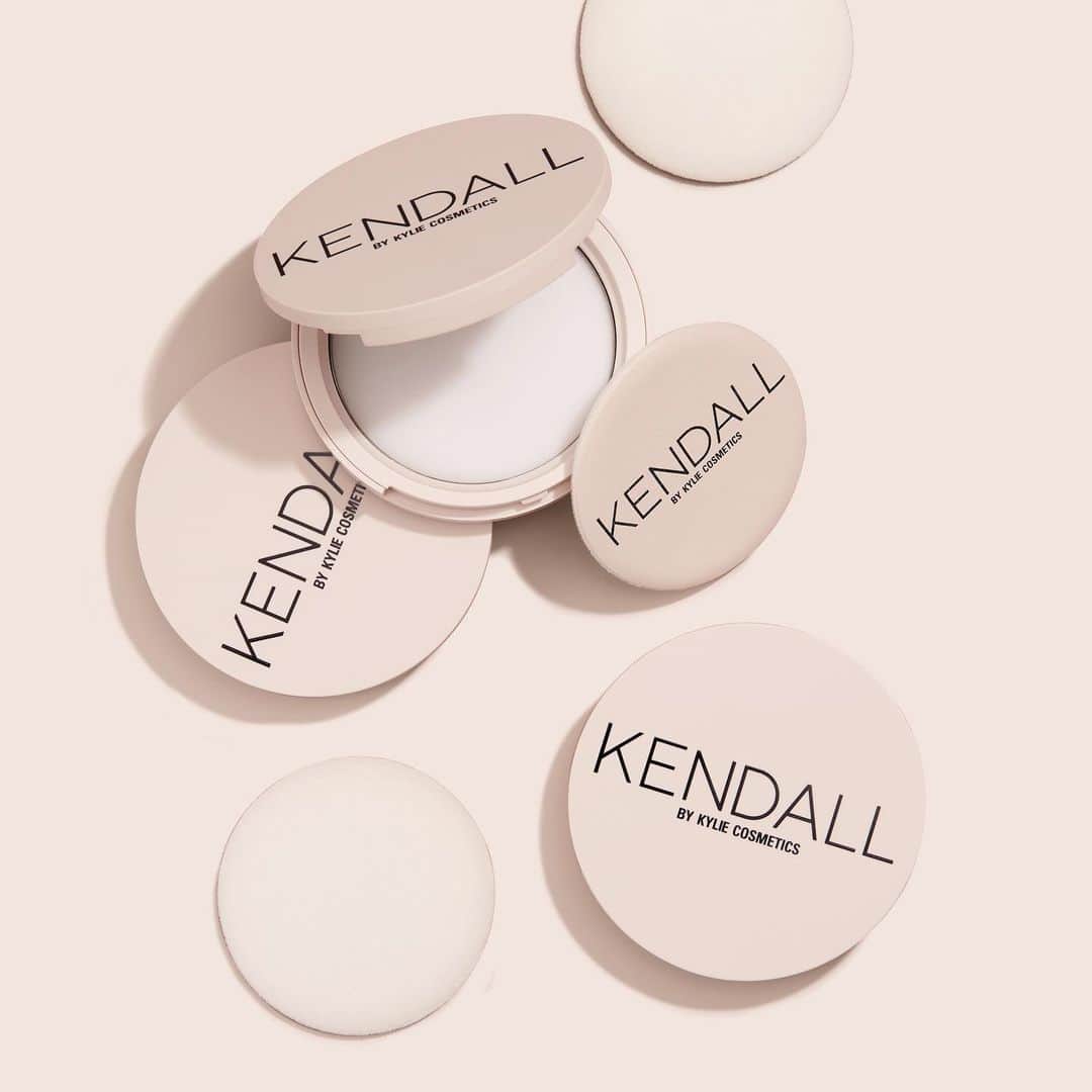 Kylie Cosmeticsさんのインスタグラム写真 - (Kylie CosmeticsInstagram)「our brand new blotting powder is an invisible cream powder hybrid here to save the day 🤍✨ this exclusive product from the #kendallxkylie collection will become your new best friend during a long night out! we can’t wait for this to launch on 6.26 🤍」6月23日 6時24分 - kyliecosmetics