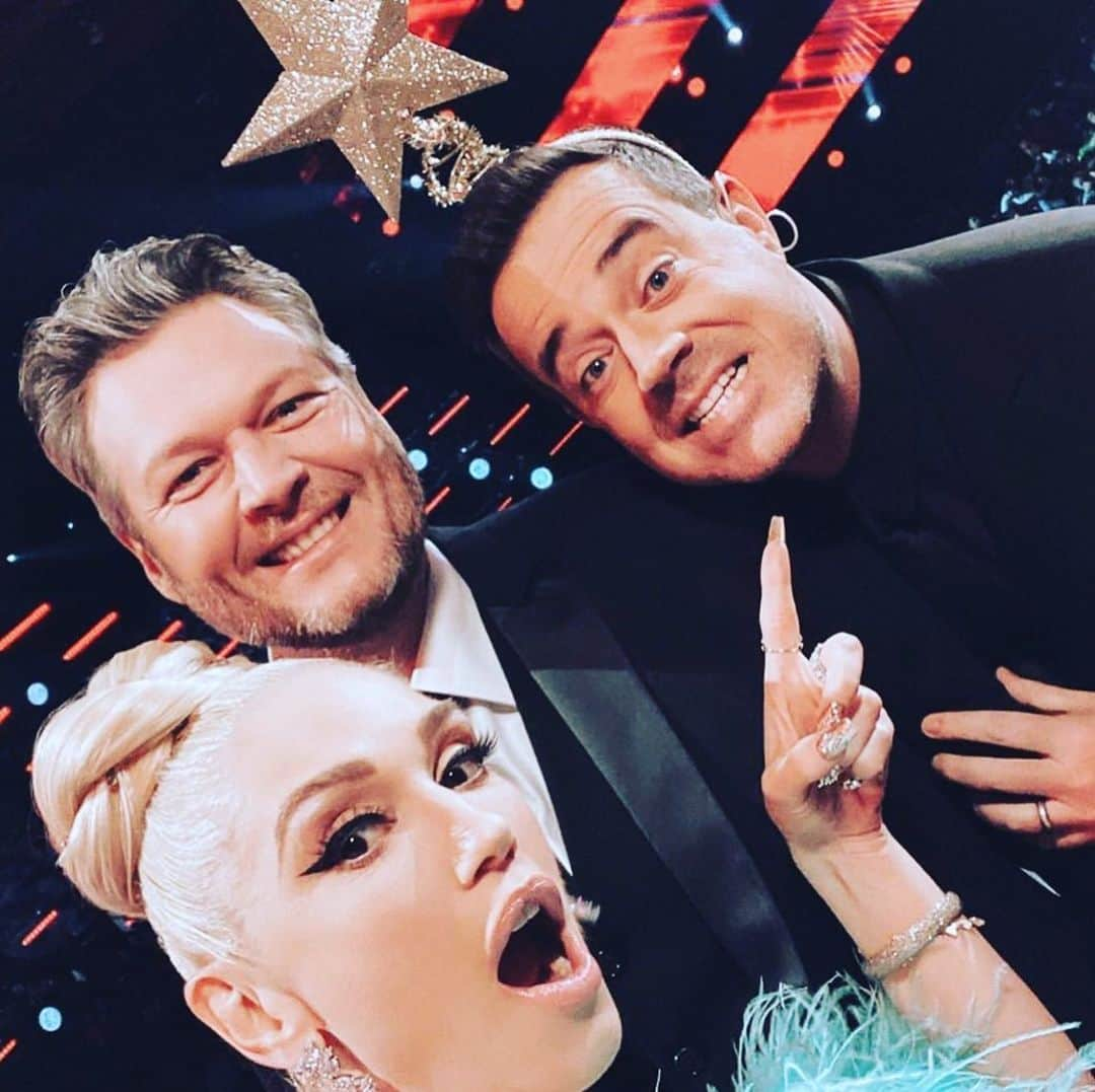 グウェン・ステファニーさんのインスタグラム写真 - (グウェン・ステファニーInstagram)「happy b day to our friend @carsondaly we love u and @siriouslydelicious gx ❤️🎂🥳🎁 gx」6月23日 6時31分 - gwenstefani