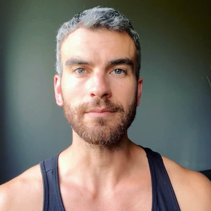 エリック・ラドフォードのインスタグラム：「Hey guys! Hope you are staying safe and healthy. I’m thrilled to team up with @VOSSWorld in making a donation of 1,000+ bottles of VOSS to Trillium Health Partners in Toronto to keep the frontline doctors and nurses hydrated during these difficult times. Thank you VOSS for this generous gesture and having me as part of the Canadian initiative 🇨🇦 along with some of my other friends! Swipe for some of our favorite moments for the delivery made earlier this week.  #frontlineworkers #vosswater #toronto #thankyou」