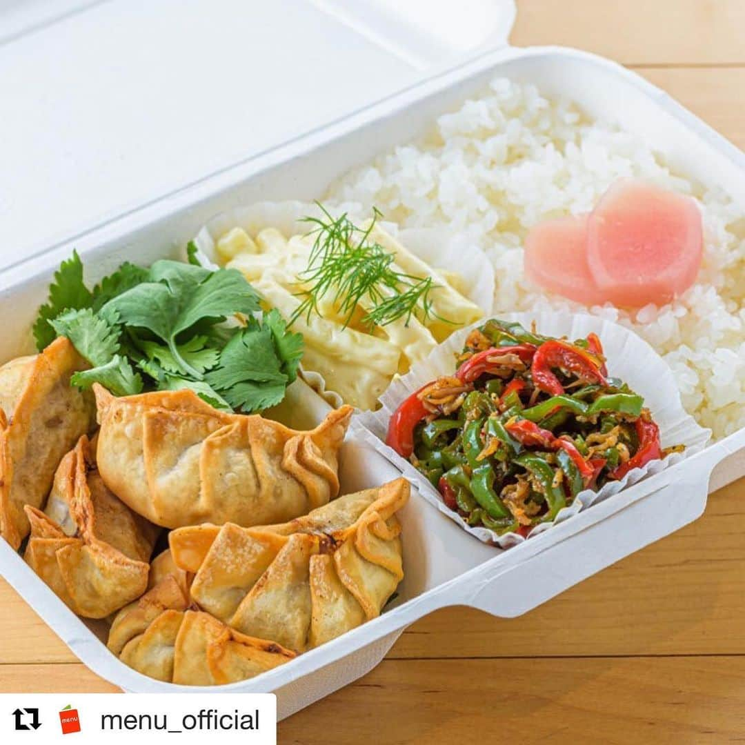 mori_no_tsukueさんのインスタグラム写真 - (mori_no_tsukueInstagram)「#Repost @menu_official with @get_repost ・・・ . 食べあるキング×「menu」コラボ企画① . デリバリー＆テイクアウトアプリ「menu」が食べキンメンバーとタッグを組んで、おうちごはんが楽しくなるようなコラボメニューを販売❣️ . まず最初にご紹介するのは、全国3000件の餃子を食べ歩いた餃子のプロフェッショナル「東京餃子通信」の編集長『塚田亮一さん』監修の【ラムパクチー揚げ餃子弁当】。 . . 「恵比寿」にある和食ダイニング『森の机』でデリバリー＆テイクアウトできます。 . ジューシーかつヘルシーなラム肉に、一緒に練りこまれたクミンが香る「餡」にこだわった揚げ餃子メインに、ごはん、惣菜がついた満足感たっぷりなお弁当。  お好みでラム餃子と相性ぴったりな別添えのパクチーで、パンチを効かせた「味変」も楽しめます。  アプリ「menu」限定でテイクアウト＆デリバリーできるので、ぜひお試しあれ😋✨ . .‬--------------------------------------------------- 「ラムパクチー揚げ餃子弁当」 テイクアウト価格：780円　デリバリー価格：1012円 .‬--------------------------------------------------- 【店舗情報】東京都渋谷区恵比寿南1-18-9 TimeZoneヒルトップビル3階 ‬--------------------------------------------------- テイクアウトアプリ『menu』には他にも美味しいテイクアウトグルメがたくさん！プロフィールリンクからアプリDLしてぜひcheckしてみてくださいね --------------------------------------------------- . . #食べあるキング #森の机 #東京餃子 #パクチー #パクチー料理 #恵比寿グルメ #恵比寿ランチ #恵比寿ディナー #恵比寿 #餃子 #餃子好きな人と繋がりたい #餃子好き #餃子弁当 #餃子定食 #恵比寿テイクアウト #ラム肉 #デリバリー弁当 #コロナに負けるな #おうち時間 #おうちごはん #おうちランチ #おうちごはん部 #コロナフードアクション #デリバリー #テイクアウトグルメ #テイクアウトランチ #テイクアウト #menu_takeout #menuデリバリー」6月23日 6時43分 - mori_no_tsukue