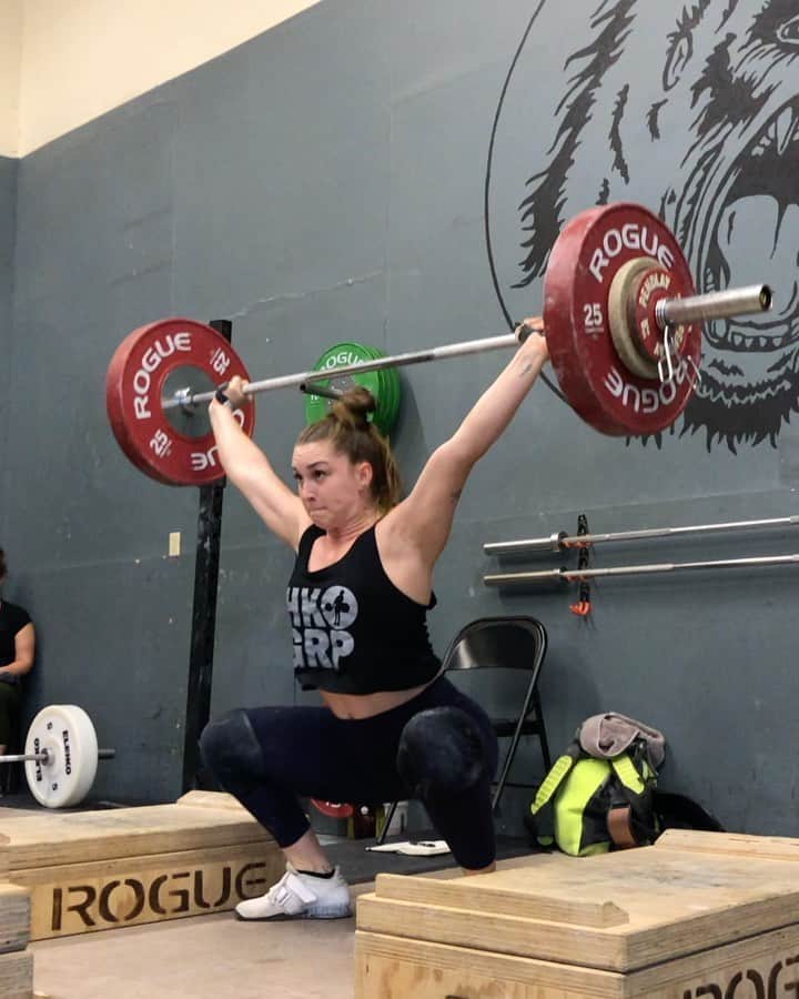 マッティ・ロジャーズのインスタグラム：「Using this time to really refine my technique with a ton of reps. I don’t say it often, but I’m pretty proud of my movement lately. Our attention to detail is paying off @aimees2cents - - - @roguefitness」