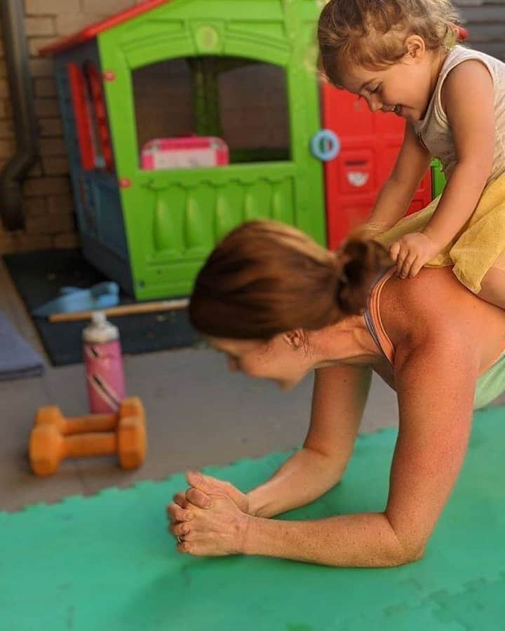 ケイラ・アイトサインズさんのインスタグラム写真 - (ケイラ・アイトサインズInstagram)「BIG SHOUTOUT TO THE PARENTS WORKING FROM HOME!!⁣ ⁣ Awww look how little she was!!! ⁣ You guys, SHE IS FULLY WALKING NOW! The juggle struggle is even MORE real right now! ⁣ So, the other day I had an online meeting with a member of the @SWEAT team whose children are at home with them and I am honestly still thinking about how proud I am of them (and every parent who is working from home with their children right now). ⁣ ⁣ Within the hour that I was talking to them, we got some awesome work done and made some big decisions while their children were wandering in and out of their office asking a million different questions. 🤣 I was in awe of how someone could be such a boss and so professional while looking after their kids at home and being so kind and patient at the same time!!⁣ ⁣ Honestly #BBGcommunity, I just want to shout out to all the people who are doing their best and getting it DONE during this time. You are awesome and I respect you all and am so proud of you. 🙌⁣ ⁣ I am also loving seeing you workout with your kids around at home!! SWIPE ACROSS to see some amazing #BBGmums! 👏👏⁣ ⁣ #BBGcommunity, tag someone you’re proud of in the comments below!!⁣ ⁣ #BBGcommunity: @mum_sweatlife @momentswith.monica @jo.ie.anne @mamahealthyfitlife @seattle_squats @simplymarleen @deannasipes @amidwifesfitlife⁣ ⁣ www.kaylaitsines.com/SWEATchallenge⁣ ⁣ #SWEATchallenge #BBGatHome #SWEATatHome」6月23日 7時00分 - kayla_itsines