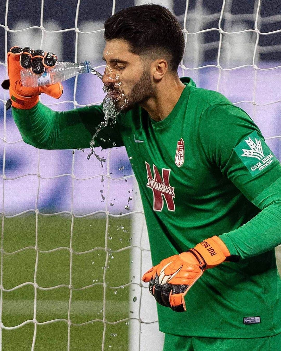 LFPさんのインスタグラム写真 - (LFPInstagram)「Drink water, HERO! 💦🔝 • @ruisilva_1, ¡EL HÉROE! 🤚🏻📛 • #RuiSilva #LeganesGranada #Granada #LaLigaSantander #LaLiga」6月23日 7時05分 - laliga