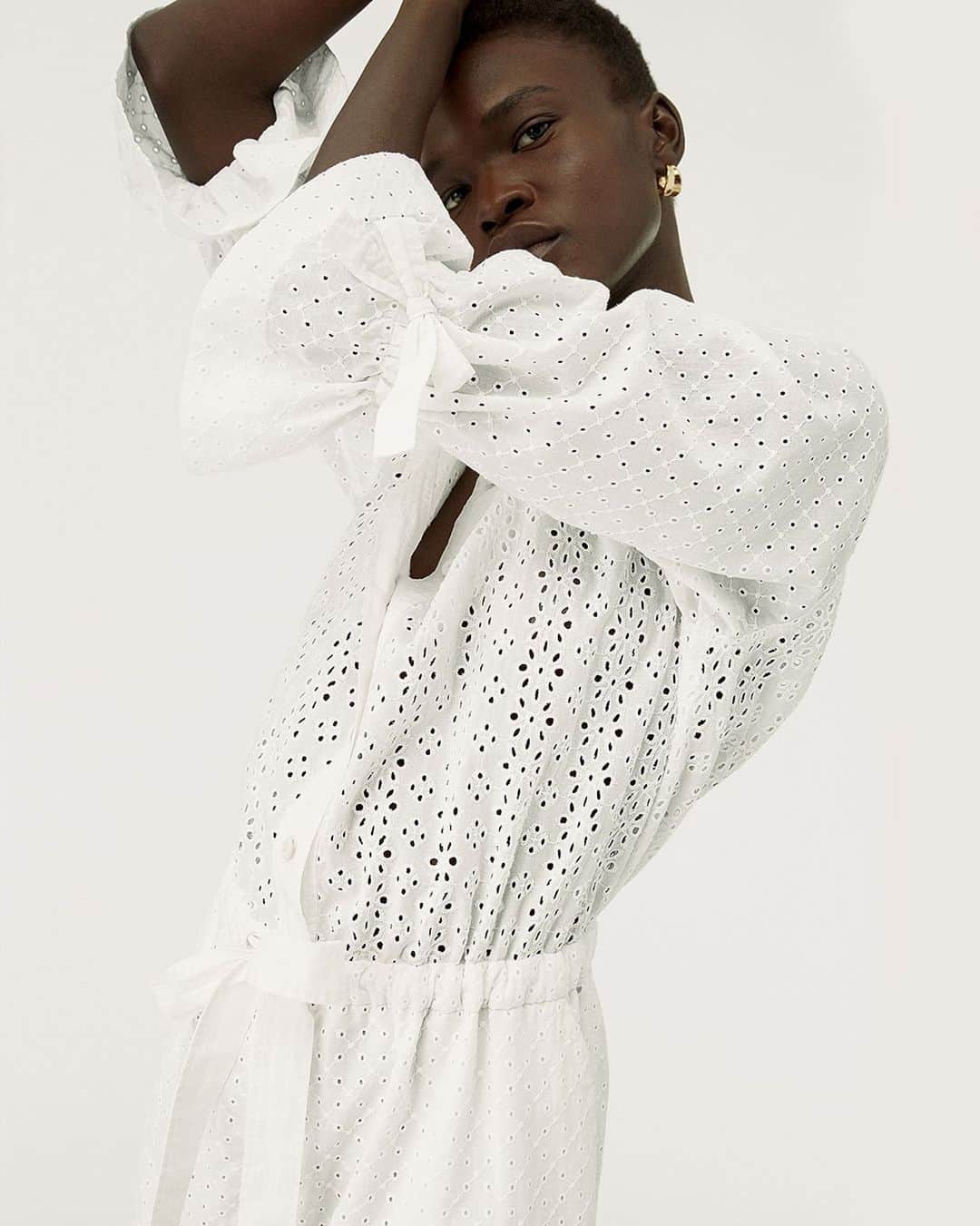 レベッカテイラーのインスタグラム：「Embracing summer whites.」