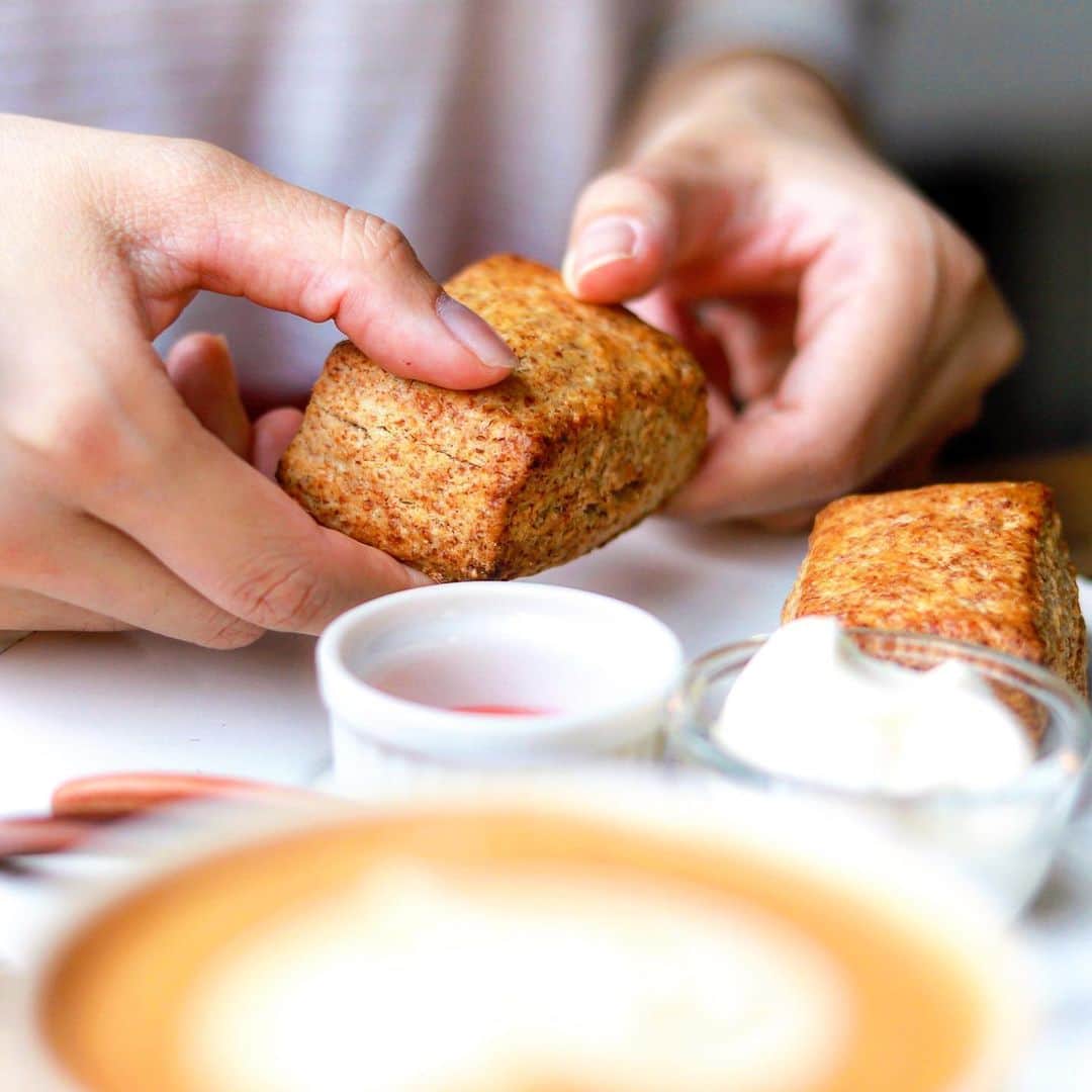きょん。さんのインスタグラム写真 - (きょん。Instagram)「. .  cafe&bar anthem @cafeandbaranthem  そういえば 一度も食べたことがなかった 名スコーン。  ここぞとばかりに “控えめに言って美味しすぎた” という表現を使ってみよう、 そう感じた理想的食感。  #cafeandbaranthem #breakfast#coffee」6月23日 7時06分 - kyon_tokiiro