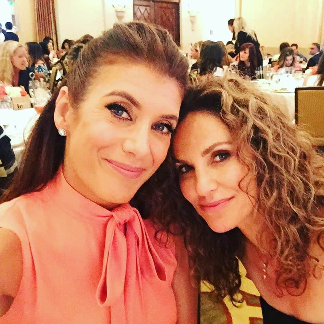 ケイト・ウォルシュさんのインスタグラム写真 - (ケイト・ウォルシュInstagram)「From the moment we met it was love at first sight...well for me it was 🤣 @AmyBrenneman grew to love me back 😍 I’m so grateful I met and got to work with and be friends, laugh & cry with this long lost sister from another mister. We have been holding onto each other ever since...and I’m beyond blessed to have her in my life. Today I celebrate you Amy! Happy birthday, kittenchop!! 🎂」6月23日 7時16分 - katewalsh