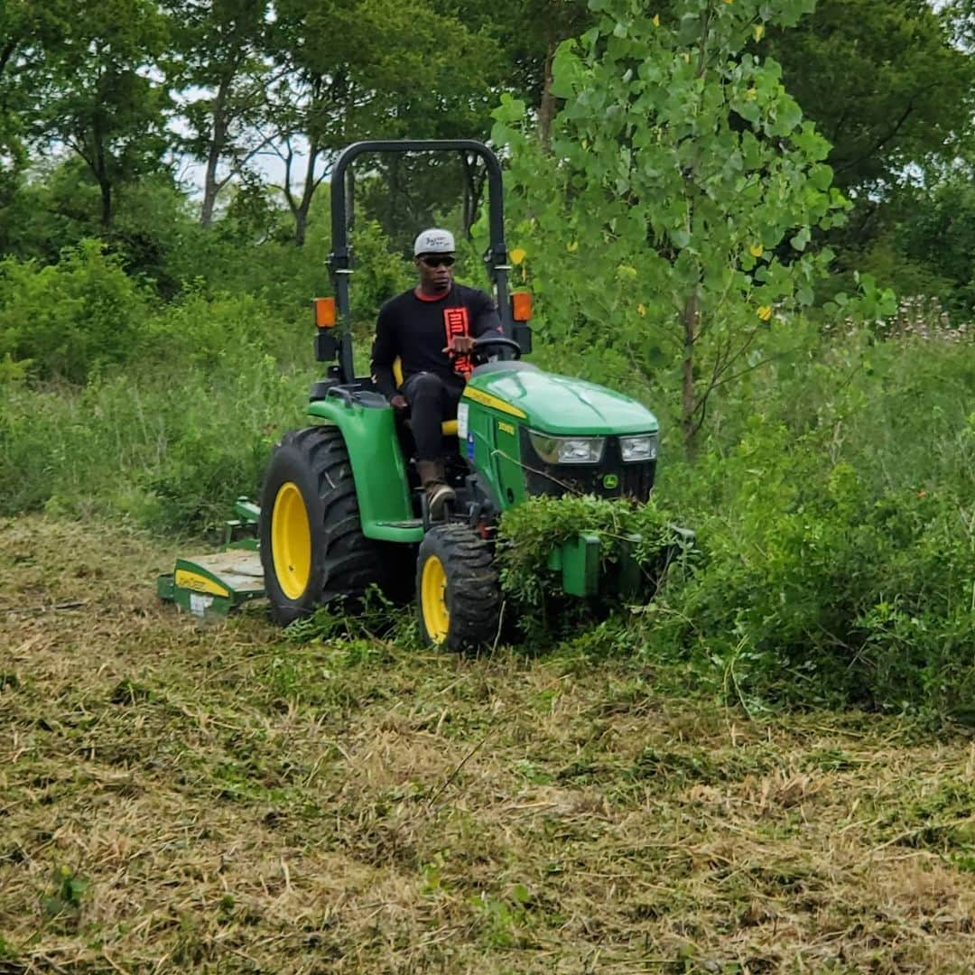 アイラ・ブラウンさんのインスタグラム写真 - (アイラ・ブラウンInstagram)「Dem country boyz on the rise! #countryboy #cedarcreeklake #texas #tractorsexy🚜」6月23日 7時16分 - irabrown44