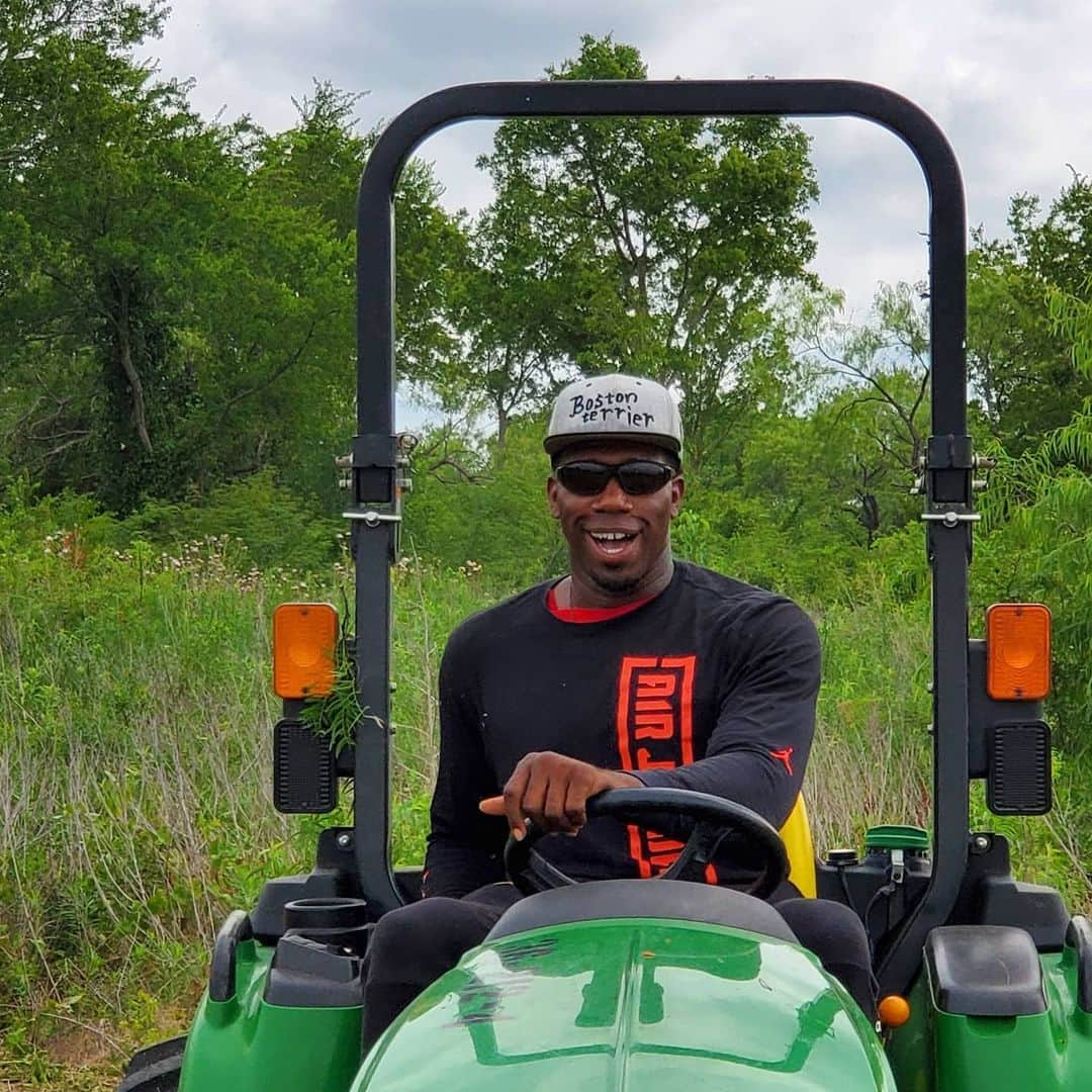 アイラ・ブラウンさんのインスタグラム写真 - (アイラ・ブラウンInstagram)「Dem country boyz on the rise! #countryboy #cedarcreeklake #texas #tractorsexy🚜」6月23日 7時16分 - irabrown44