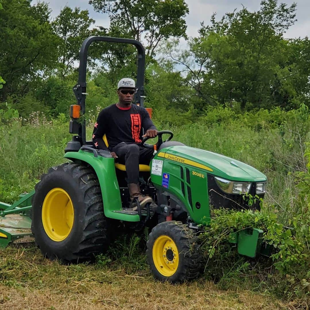 アイラ・ブラウンのインスタグラム：「Dem country boyz on the rise! #countryboy #cedarcreeklake #texas #tractorsexy🚜」