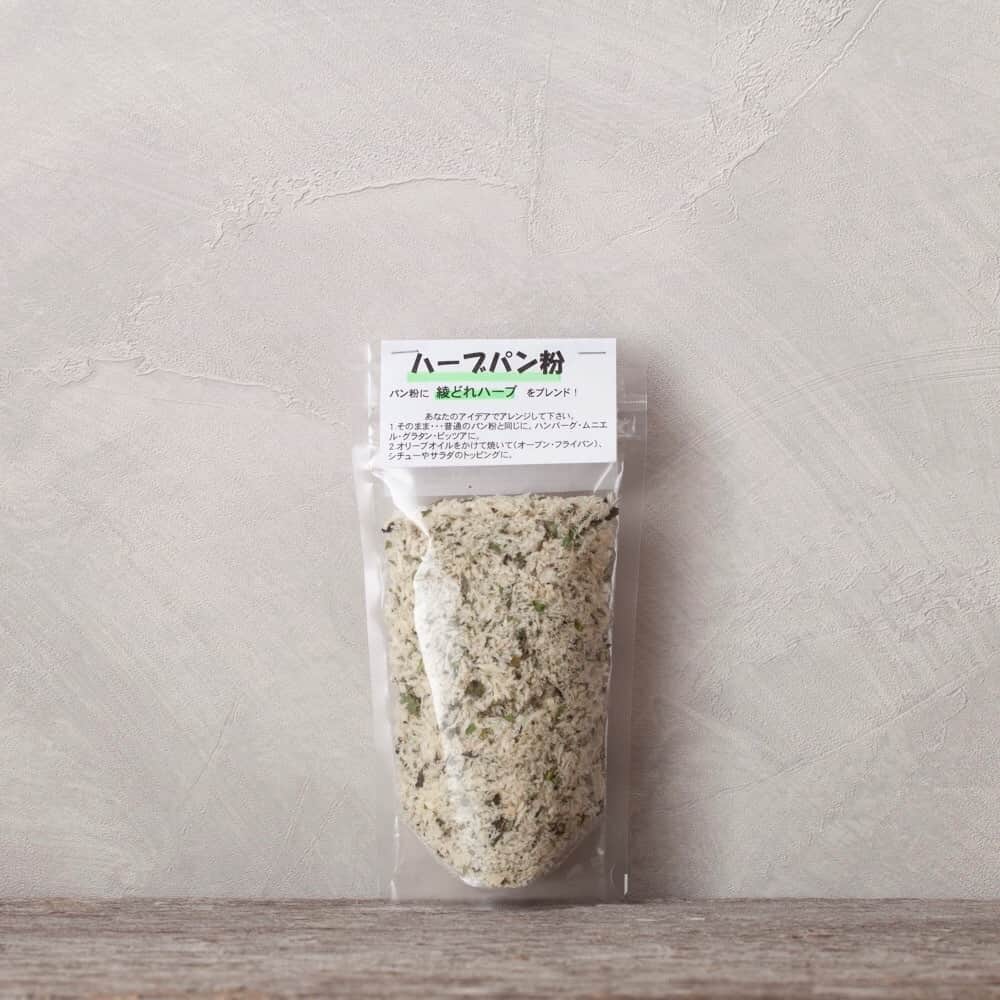 Komerco-コメルコ-さんのインスタグラム写真 - (Komerco-コメルコ-Instagram)「.⁣ 料理の幅がぐんと広がる！⁣ スパイス＆ハーブあれこれ🌿⁣ .⁣ ⁣ 料理に香りや風味が加わり、⁣ 食欲増進も期待できるスパイス＆ハーブ。⁣ .⁣ 暑い季節になると⁣ ピリッとスパイスの効いた料理が⁣ 食べたくなる機会も増えるのではないでしょうか？⁣ .⁣ Komercoでは、国産のパクチーパウダーや生胡椒、デュカなど、⁣ 様々なスパイス＆ハーブが勢ぞろい✨⁣ .⁣ ふだんの料理に取り入れやすいおすすめアイテムをご紹介します。⁣ ぜひ最新のコメルコバナシをチェックしてみてくださいね。⁣ .⁣ -------------------------------⁣ ▷ #コメルコバナシ は、KomercoアプリとWebサイトのホーム画面でご紹介している読みもの。クリエイターや作品の魅力を紹介し、モノからはじまる料理の楽しさと可能性を提案しています。⁣ .⁣ ▷Komerco Webサイトはプロフィールリンクから📲⁣ @komerco_official⁣ -------------------------------⁣ .⁣ #komerco #コメルコ #cookpad #クックパッド #komercoごはん #料理をもっと楽しく #おうちごはんを楽しもう #おうちごはん #instafood #foodpic #cookinglove #手しごと #komercoフード #komercoクラフト⁣ #スパイス #ハーブ #カンポットペッパー #生胡椒 #エスニック #パクチー #デュカ #ハリッサ #ミックススパイス #spice」6月23日 7時31分 - komerco_official