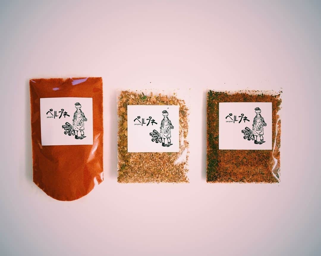 Komerco-コメルコ-さんのインスタグラム写真 - (Komerco-コメルコ-Instagram)「.⁣ 料理の幅がぐんと広がる！⁣ スパイス＆ハーブあれこれ🌿⁣ .⁣ ⁣ 料理に香りや風味が加わり、⁣ 食欲増進も期待できるスパイス＆ハーブ。⁣ .⁣ 暑い季節になると⁣ ピリッとスパイスの効いた料理が⁣ 食べたくなる機会も増えるのではないでしょうか？⁣ .⁣ Komercoでは、国産のパクチーパウダーや生胡椒、デュカなど、⁣ 様々なスパイス＆ハーブが勢ぞろい✨⁣ .⁣ ふだんの料理に取り入れやすいおすすめアイテムをご紹介します。⁣ ぜひ最新のコメルコバナシをチェックしてみてくださいね。⁣ .⁣ -------------------------------⁣ ▷ #コメルコバナシ は、KomercoアプリとWebサイトのホーム画面でご紹介している読みもの。クリエイターや作品の魅力を紹介し、モノからはじまる料理の楽しさと可能性を提案しています。⁣ .⁣ ▷Komerco Webサイトはプロフィールリンクから📲⁣ @komerco_official⁣ -------------------------------⁣ .⁣ #komerco #コメルコ #cookpad #クックパッド #komercoごはん #料理をもっと楽しく #おうちごはんを楽しもう #おうちごはん #instafood #foodpic #cookinglove #手しごと #komercoフード #komercoクラフト⁣ #スパイス #ハーブ #カンポットペッパー #生胡椒 #エスニック #パクチー #デュカ #ハリッサ #ミックススパイス #spice」6月23日 7時31分 - komerco_official