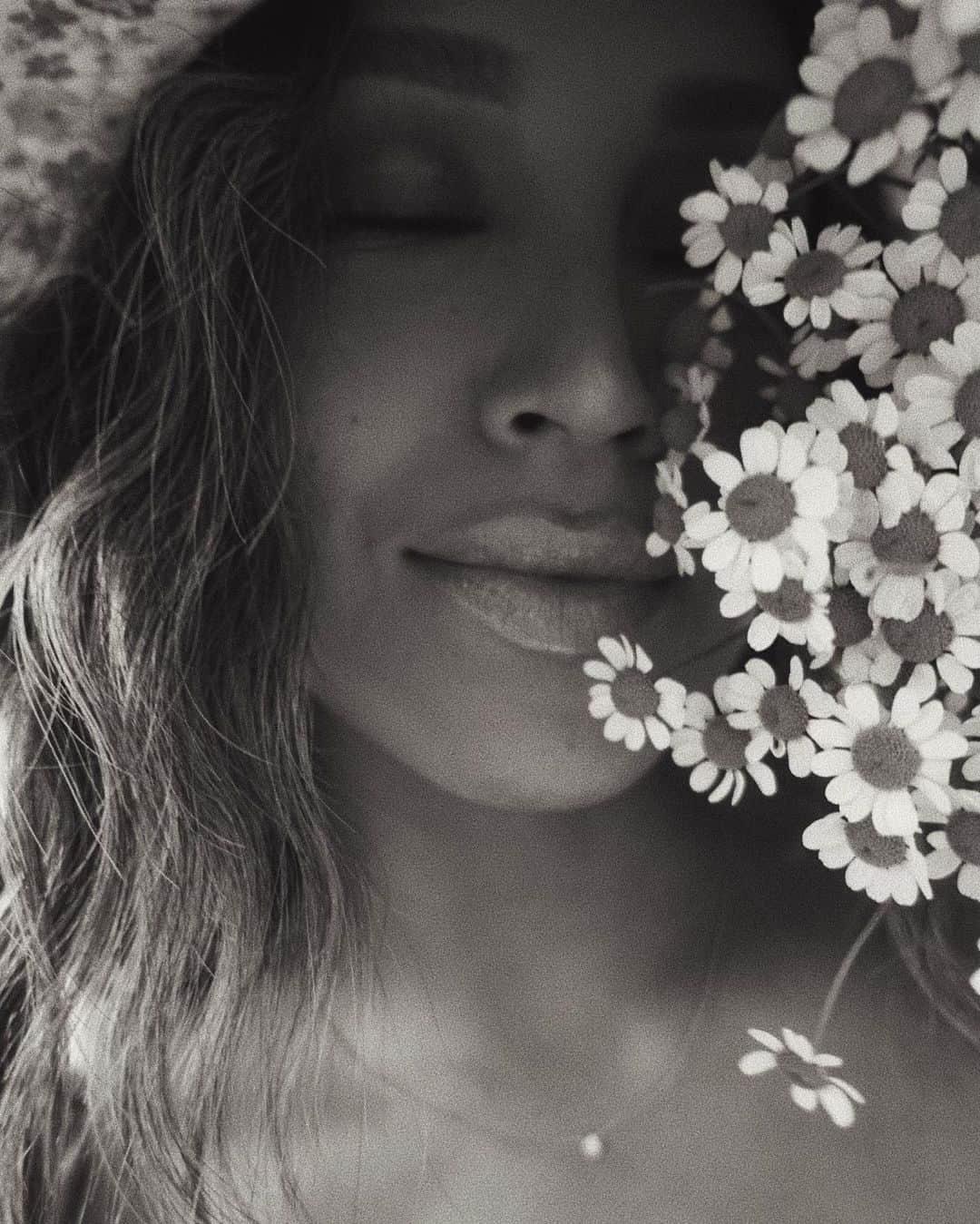 ジュリー・サリニャーナのインスタグラム：「feliz. 💛🌼 • which do you like b/w or color?」
