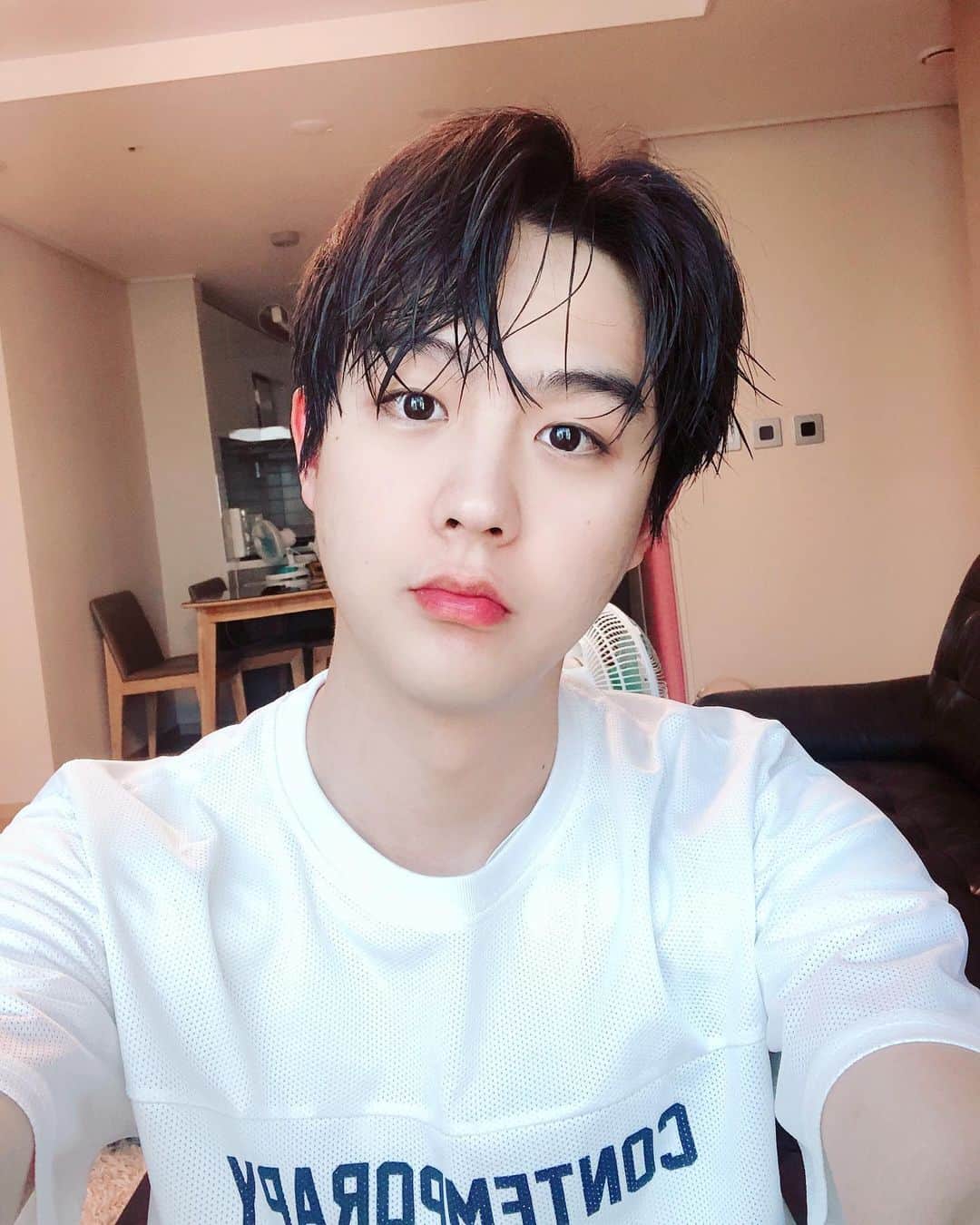 インジュン のインスタグラム：「나 염색 했지롱~~어때? 髪色変えたよ~~どう? . . . #인준#셀카#셀피#데일리#일상#염색 #selfie#daily#injun#l4l#blackhair #インジュン#黒髪#似合ってる?」