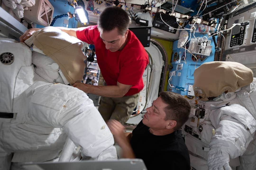 国際宇宙ステーションさんのインスタグラム写真 - (国際宇宙ステーションInstagram)「NASA astronauts (from top) Chris Cassidy and Bob Behnken work on U.S. spacesuits inside the International Space Station's Quest airlock.  #nasa #astronaut #unitedstates #quest #suit #international #space #station」6月23日 7時43分 - iss