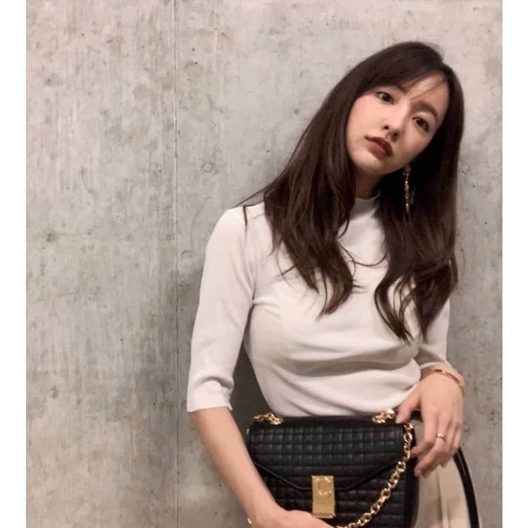 板野友美 ファンアカウントのインスタグラム：「Line Blog Update  #tops #culottes #belt #bag #sandal」