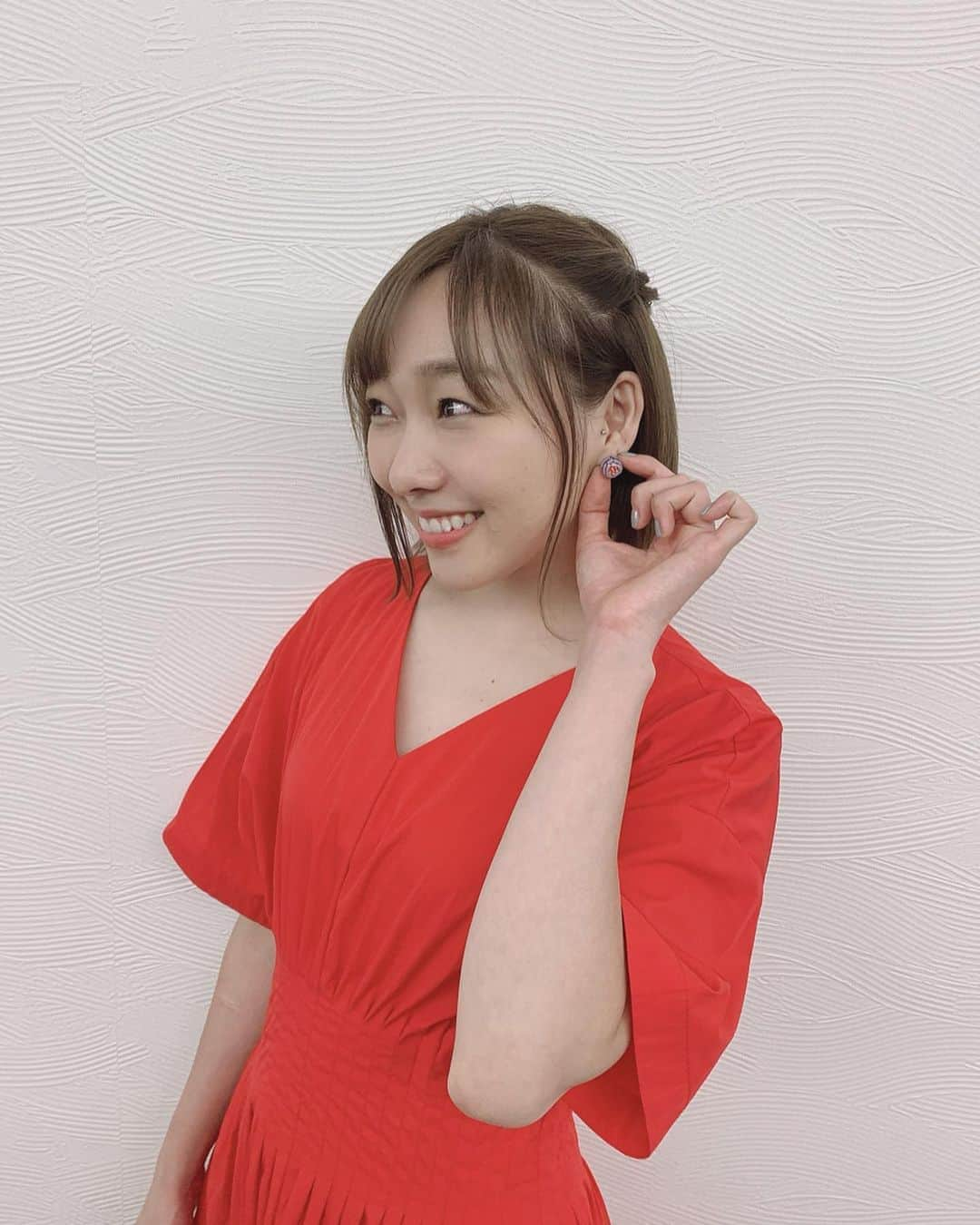 須田亜香里さんのインスタグラム写真 - (須田亜香里Instagram)「毎週日曜25:00〜 テレ朝 & ABEMA【#熱闘mリーグ】 6/14は赤ワンピ 6/21は黄ワンピ 実は黄ワンピの時も靴が赤いの。 赤ドラ〜！と思ってテンション上がった。 麻雀関係のお仕事の時は赤に反応しがちな須田さん😛 , いよいよ #mリーグ 2019ファイナルシリーズが今日最終日！ 今日はちょうど移動時間なのでリアルタイムで観戦できそうでわくわくしてる🥰 皆もABEMAで19:00〜観れるよー🀄️」6月23日 7時56分 - akarisuda