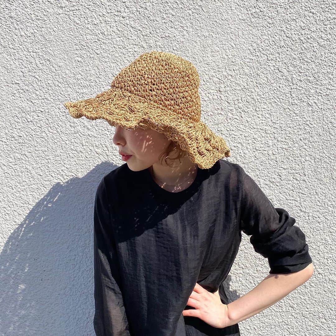 MERYさんのインスタグラム写真 - (MERYInstagram)「.⁣ 2020年夏のマストハブアイテムは、コーデをぐ～んとお洒落にしてくれるペーパーハット♡⁣ .⁣ ざっくりした編み地がポイントの大きめハットは、シンプルなTシャツやワンピースなど様々なコーデと相性がいいんです。これを被るだけで、華やかさと夏らしさ満点の着こなしになれちゃいそうですね♡⁣ .⁣ 【アイテム詳細】⁣ ブランド：『Kastane（カスタネ） @kastane_ 』⁣ アイテム名：「ペーパーBIGHAT」 ¥4,180（税込）⁣ .⁣ MERYでは他にも「かわいい」に近づくさまざまな情報を発信しています。⁣ @mery.beauty コスメ・美容に特化した情報をお届け♡⁣ @mery_spot 話題のカフェやお出かけスポットをご紹介！⁣ こちらもぜひチェックしてみてください！⁣ .⁣ photo by @kastane_onepiece @_aaa1030⁣ .⁣ #MERY #regram #instagram #instafashion #fashion #ootd #coordinate #kastane #hat #데일리룩 #옷스타그램 #오오티디 #코디 #패션 #패션피플 #カスタネ #ペーパーハット #夏ファッション #夏コーデ #夏 #麦わら帽子 #コーデ #コーディネート #ファッション #今日のコーデ #今日の服 #お洒落 #お洒落さんと繋がりたい #MERY女子 #メリー」6月23日 8時00分 - mery.jp
