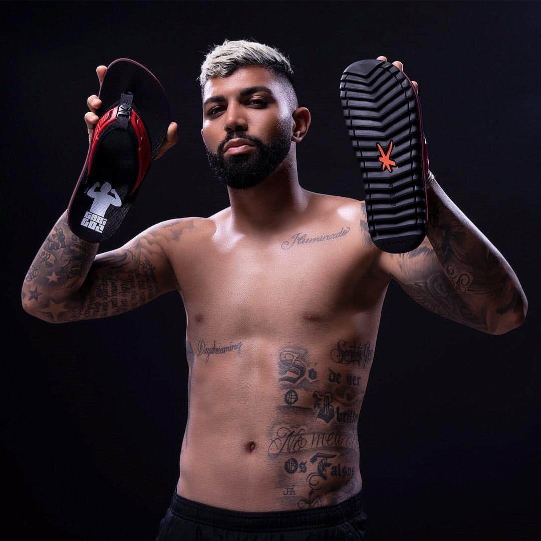 ガブリエウ・バルボーザ・アウメイダのインスタグラム：「Hoje tem! @Kenner + Gabigol. Chegou a Kenner pra quem não aceita definições e prova que sua trajetória não define sua história. RE. DEFINA. #redefinaessemomento」