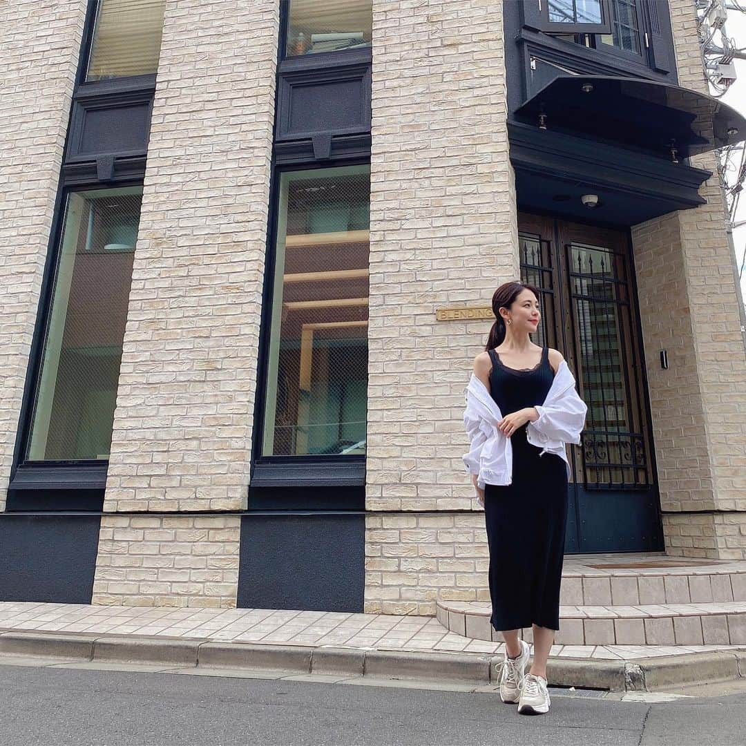 のインスタグラム：「おはよ🐶✨ スワイプしてね▶︎▶︎▶︎ ・ ・ ・ #りーまる #サロモ #サロンモデル #インフルエンサー #フリーモデル#撮影データ #撮影モデル募集 #広告モデル ・ ・ ・ ・ ・ ・ ワンピandジャケット @realcoco_japan  くつ　@gu_for_all_ ・ ・ ・ またまた！ この通販を🇰🇷✨ ・ ・ オンラインショップで 「思ってたのと違う」 を何度も経験したわたしにとって、 どんぴしゃなもの届くショップ見つけられたのは本当に嬉しい😊💓💓💓 ・ ・ ・ ちなみにこのワンピシルエットがかわいいand歩きやすい！ ってのがお気に入🙋‍♀️ ・ ・ そして！ このジャケットはこういうの探してました✨ってのにようやく会えて嬉しい😭💓 ・ ・ なんだか急にまた寒さ戻り始めましたが、雨に負けず今日も頑張りたいと思います✊✨ ・ ・ ・ #りーまるコーデ　 #りーまるグルメ ⁣#大人カジュアル ・ ・ ・ ・ 〈 撮影依頼募集中〉 6,7月のお仕事依頼お受けしてます♪ DMくださると嬉しいです💐 よろしくお願い致します☺︎ ・ ・ ・ ・ ・ ・ #ヘアアレンジ #ポートレートモデル #被写体#カメラマンさんと繋がりたい #女子力アップ#プチプラコーデ  #韓国ファッション #美容好きな人と繋がりたい #ポートレートしま専科 #大人女子 #ファッションモデル#映えスポット#韓国メイク#きれいめコーデ #彼女感 #スタイルアップ#きょコ⁣#オンラインショップ #朝活」