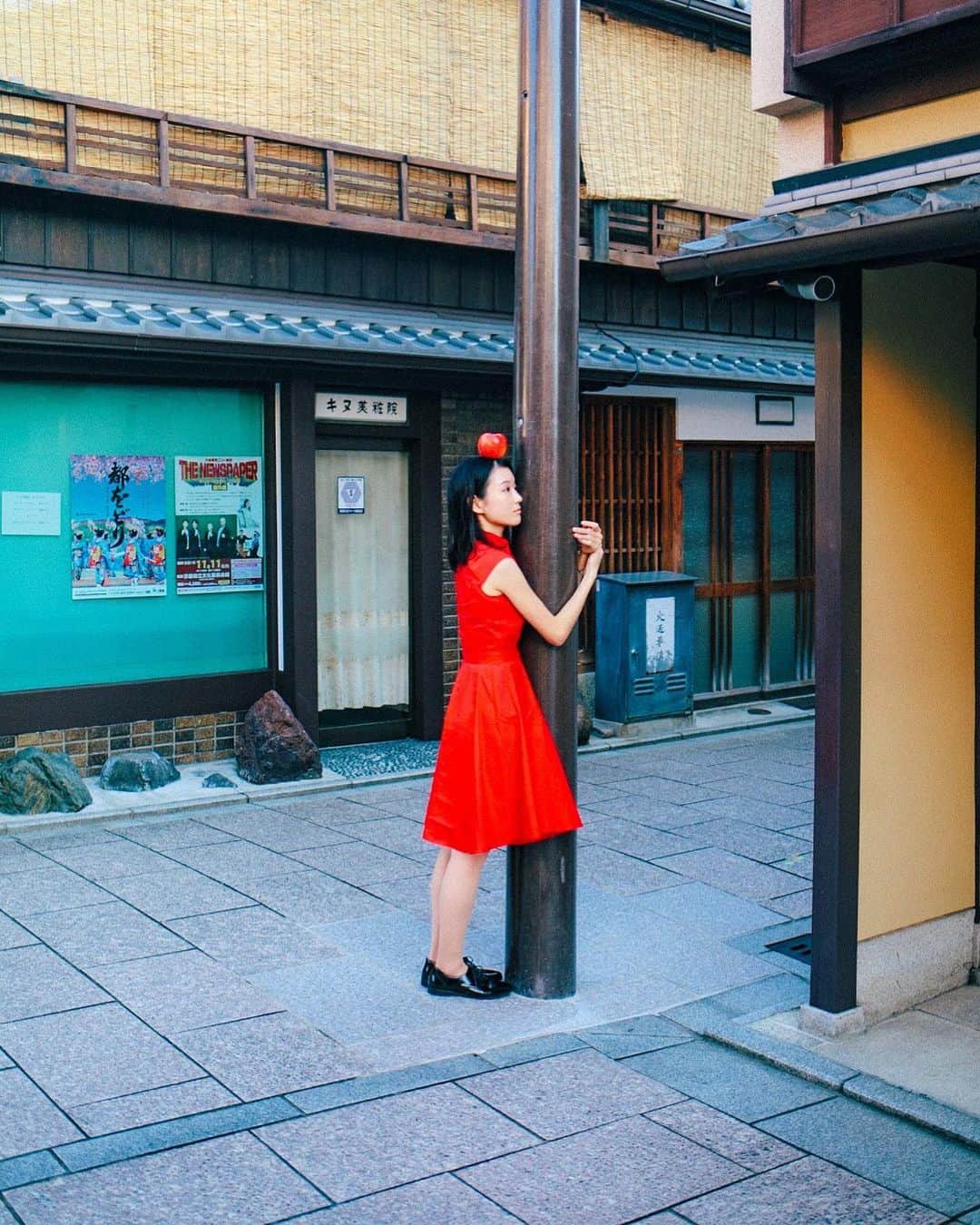 hiderin777のインスタグラム：「Kyoto 🌿 . I am looking forward to the day when many foreign tourists come to Kyoto. . . . . 京都の路地裏。 . . . 🍎」