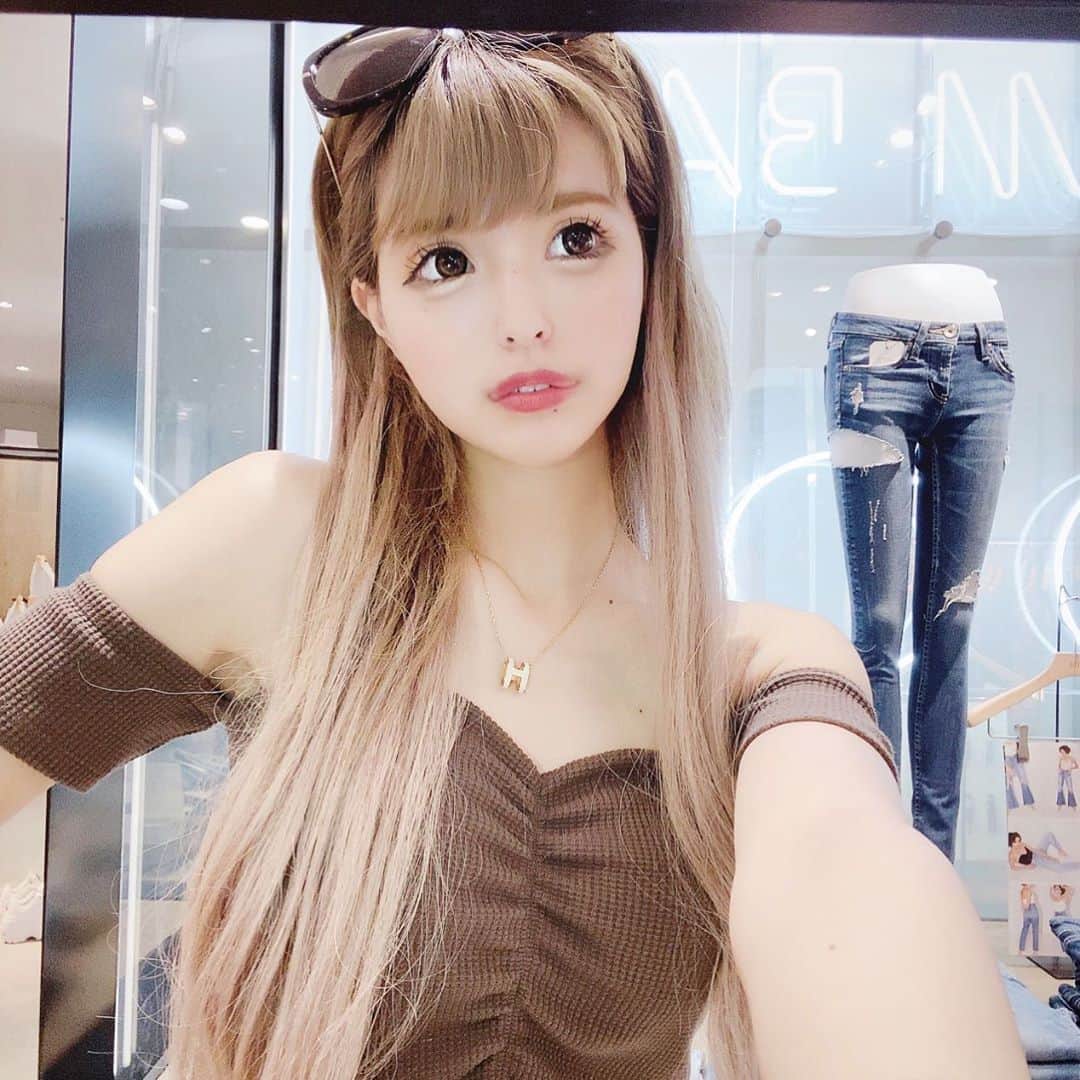アンジェリカのインスタグラム：「❤︎ おはヨーさん😎💕 今日はへんな天気だね〜 まぁそんなの気にしないで　また夏〜って感じの 写真あげていくぅ〜🎶🎶 これセトアでかわいんよ〜‼︎🥰 @gydajp  のっ！ ❤︎ #セトア #セットアップ #gyda #gydaコーデ  #リップちゃんと塗って」