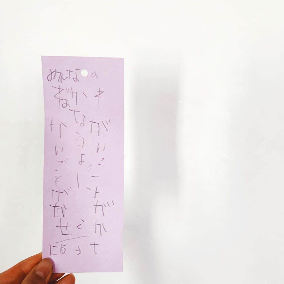 ジュジュのインスタグラム：「園の短冊に何かお願い事書いてね🎋♡ . と渡したら... . "皆のお願い事が叶います様に..." . と書いた坊...えっ無理...泣ける... . そのまま心清らかに真っ直ぐ育てー😭🤍 . #坊4歳10ヶ月」