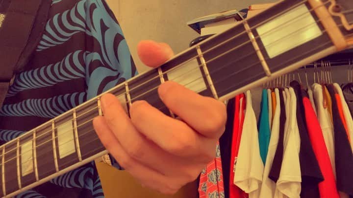小野武正のインスタグラム：「にんにく大好きたけまる子です！﻿ ﻿ なんか今日はおもむろにしめじと海老のにんにくバター醤油パスタが食べたい気分なのですがなんでだろう。。。﻿ ﻿ 昨日ストーリーでもわーわー言ってた鍵のない音楽室のジングルですが無事採用されました☺️﻿ わーい🙌﻿ 一人笑いながら作った渾身のジングルなのでお楽しみに🥺﻿ 誰かに向けてはガッツリ作れるけど自分のわしラジオに向けては全然作ろうと思わない不思議。。﻿ 料理に似てますね、誰かいたら気合いいれて作るけど一人だったら適当でいいやみたいな、、いやちがうか、、﻿ ﻿ わしラジオは明日6/24の19時からONIGAWARAサティフォさんLEGO BIG MORLキンタさんをお招きしてやりますー！﻿ ﻿ info@keytalkweb.com﻿ ﻿ まで件名にわしラジオと入れてドシドシお待ちしておりますよ(๑⁼̴̀д⁼̴́๑)﻿ ※ラジオネームやプレゼント送る用の住所もあると嬉しみの舞踊ります﻿ ﻿ こちらも昨日ストーリーにチラッと載せましたが数多のKEYTALK TVやKEYTALKのデザイン、そしててんぷらDJアゲまさのウルトラデザイナーmelime後ろから読んでもmelime！﻿ liをmeで挟んでごめんなさいでお馴染みのめりめさんとわしでわしつなぎデザインを作りましたのでこちらまずはお便り読まれた方にステッカーにして送りつけます！！しくよろ！﻿ ﻿ さて本日のわしつなぎはKEYTALKのツアーや大きいライブに帯同してくれてる舞台監督のHさん曰く通称ハロワン(ワン強め)で皆んなに愛されてると噂のHELLO WONDERLAND!!!パチパチパチパチ👏(Naokiman Show風)﻿ どーもみなさんこんにちわぁ(もちろんNaokiman Show風)﻿ ﻿ さて今回はシュメール文明とアヌンナキの...﻿ ﻿ じゃなくてハロワンのAメロのギターをお待たせしましたとウェイターのわし〜♪如く弾いてますがこのフレーズかなりコードトーン意識して弾いてます。﻿ 基本コードに対してルートと三度で構築されてますがなんか単音なのにコード感見えてきませんか？﻿ ﻿ え？　﻿ ﻿ 別に？﻿ ﻿ ﻿ おわり。(👩)﻿ ﻿ ﻿ #わしつなぎ﻿ #keytalk﻿ #たけまる子のASMR﻿ #わし導かれて」