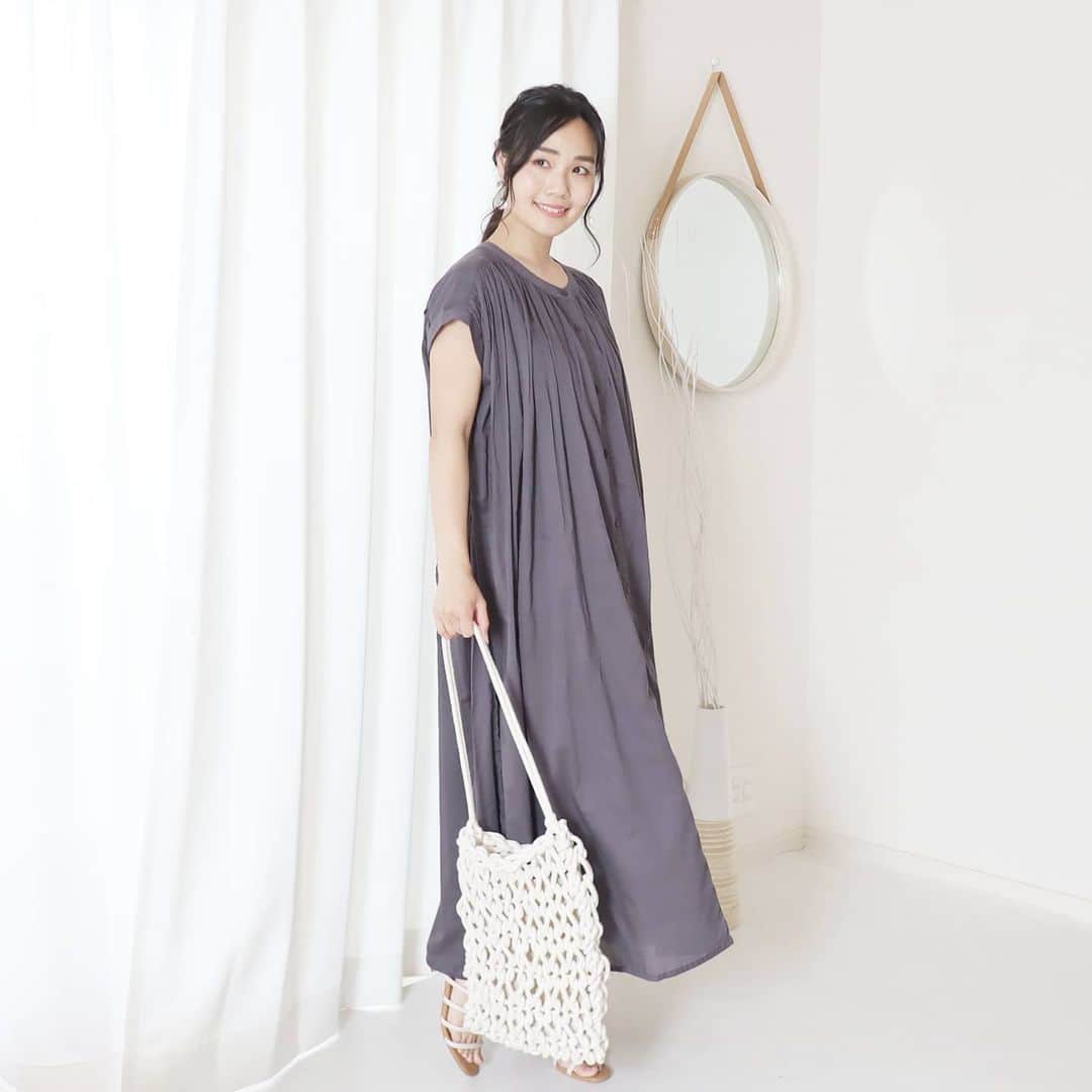 Eri Satoのインスタグラム：「gray×ivoryコーデ · one-piece: @rectangle_official  shoes: @adevivre pierce: @joueri bag: @discoat_official · @rectangle_official の #ギャザーシャツワンピース 前々picではウエスト紐を結んでたけど こちらは結ばず垂らしてみたよ☺️ 他の方の着こなしで ボタンを少し開けて衿抜きしてても可愛かったー！ 色々楽しめそう😘 · zozotownで1000円OFFクーポン出てるからチェックしてみてね✨ · #rectangle_official#rectangle_code#rectangle#レクタングル#ワンピース#高身長コーデ#ママコーデ#カジュアルコーデ#ワンピースコーデ #夏コーデ#fashion#ootd#outfit#code#coordinate#style#ファッション#コーディネート#コーデ#プチプラ#プチプラコーデ#シンプルコーデ#mamagirl#locari#partegram#カジュアル#お洒落さんと繋がりたい」