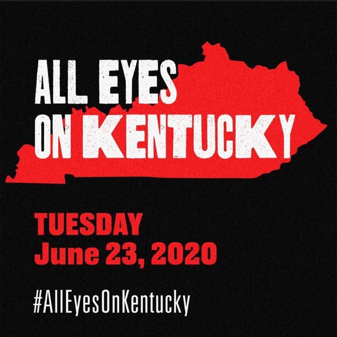 カーラ・デルヴィーニュのインスタグラム：「Please repost and tag your friends! There is a primary election coming up in Kentucky this Tuesday, June 23.  What’s happening in Kentucky is a perfect storm of America's most pressing issues. Breonna Taylor was murdered in Louisville and still, there has been no justice. Voter suppression is real; Jefferson County has ONE polling place for 600,000 people. Mitch McConnell’s got to go and in his place we have the chance to elect a senator, Charles Booker, @booker4ky someone who represents our values in this moment, whose work politically and on the ground, is in alignment with the change we want to see. Got to the link in my bio to see how you can help #ALLEYESONKENTUCKY」