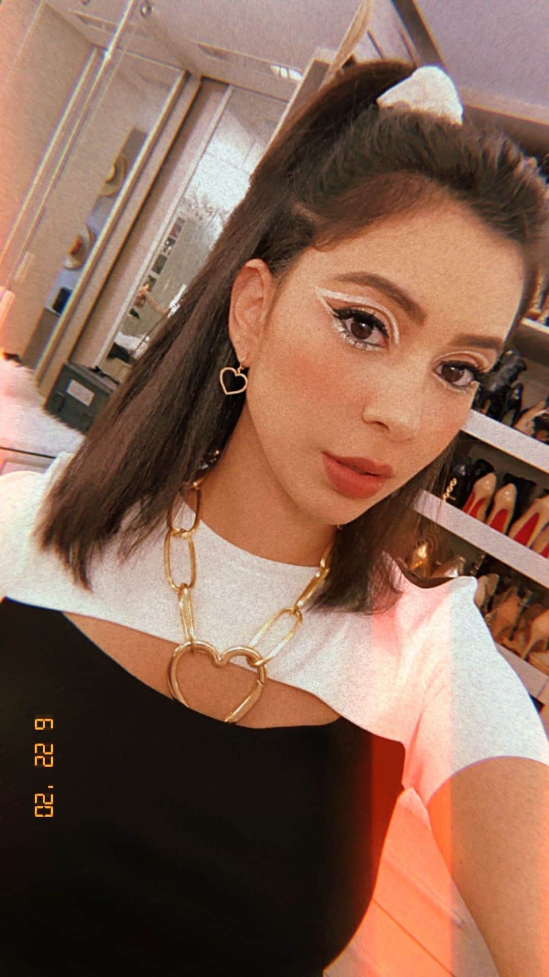 Gabriela Salesのインスタグラム：「Hello Lacrinhas! Finalmente l tutorial de mais uma make diferentona na quarentena, dessa vez a make usada pela Ariana Grande no clipe Rain On Me, em parceira com Lady Gaga. Até que foi facinho depois que peguei o jeito de um olho kkkk. Usariam? Quem tentar fazer me marca na tag 😍 #makesricademarre」