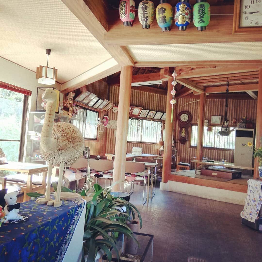 松本隆博のインスタグラム：「。 よかったー、早朝に空いてる うどん屋発見(^-^)…少しシュール だが(￣▽￣;)。。 ここは岡山県高梨。」