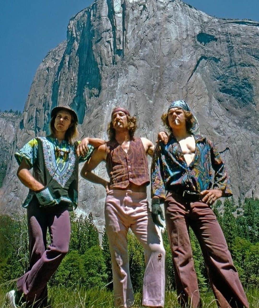 トミー・コールドウェルのインスタグラム：「My friend and mentor Ken Yeager has become the de facto care taker of all things climbing in Yosemite. He started the Yosemite Facelift and has spent many years assembling a incredible collection of several thusand artifacts and hundreds of photographs. Everything from stove leg pitons from the first ascent of El Cap to Jim Bridwell vest from that famous photo after being the first to climb the nose in a day. This stuff has been tucked away for years but is now ready for public viewing in the first musium-gallery dedicated to the art of Yosemite climbing history.  To get this museum off the ground and bridge the gap we created by Covid 19 Ken has decided to sell high quality prints a few of the most famous Photos. I have a couple of hanging in my house and they are truly some of my most prized possessions. This is a rare opportunity to commemorate and support the history of climbing in this incredible place. Go to the link in my bio to visit the Kickstarter page. Or if you want to just support the effort you can make a donation to YCA @yageryca @yosguns @pictures_of_fidelman #yosemiteclimbing #yosemitenationalpark #stonemasters #yosemitevalley #jimbridwell #photography #climbingphotography #yosemitephotography #glendenny #elcapitan #yosemitefacelift #stonenudes #yosemiteclimbingassociationmuseumandgallery」