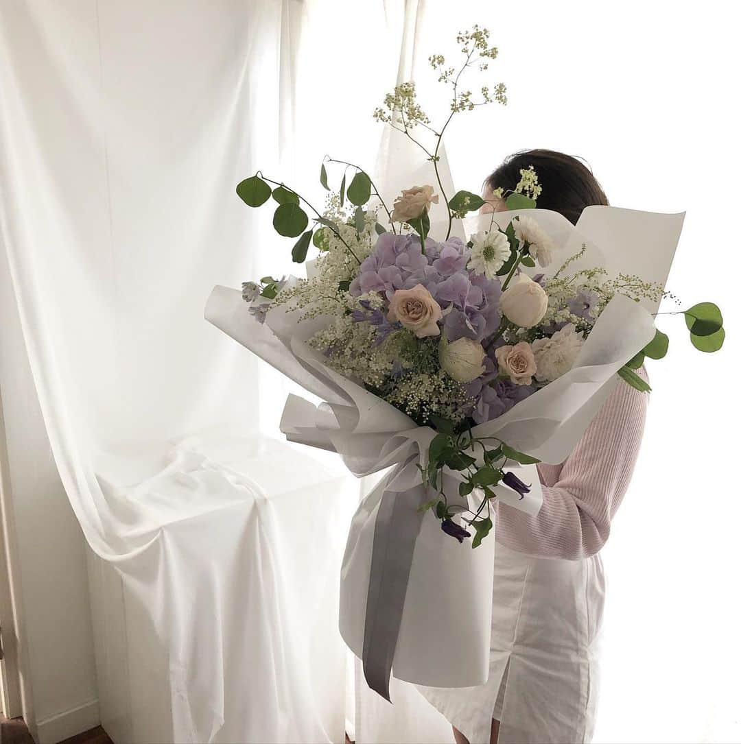 플로리스트 이주연 florist Lee Ju Yeonさんのインスタグラム写真 - (플로리스트 이주연 florist Lee Ju YeonInstagram)「. . 어제의 좋은 사람들과의 즐거웠던수업 🤍 미경씨 하늬야 우리 자주 만나유 🤍 많이 보고싶을겨 🤍 . #바네스꽃다발 #vaness花束 #수국다발 #수국꽃다발 #대형다발 #고급다발 . 订花 WeChat ID vaness_flower 페이팔 결제 가능  클래스상시모집 당일꽃주문가능 . #수업문의 #주문예약 #lesson #Order  Katalk ID vaness52 WeChat ID vaness_flower E-mail vanessflower@naver.com . 강남구 역삼동608-16 📞02-545-6813 . #vanessflower #florist #flowershop #handtied #flowerlesson #花束 #花束包装 #바네스플라워 #플로리스트 #꽃다발 #부케 #플로리스트학원 #역삼역꽃집 #언주역꽃집 #플라워레슨 #꽃다발주문 #꽃수업 #꽃주문  #대관」6月23日 8時42分 - vanessflower