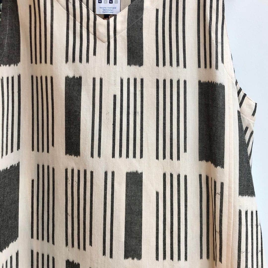 BEAMS JAPANさんのインスタグラム写真 - (BEAMS JAPANInstagram)「＜オカモト商店＞ Sleeveless Dress  福岡県久留米市で織られている“久留米絣”。 着物に使われる生地ですが、洋装へと変わりゆく時代を経て、普段にも着れるデザインを制作しています。 Aラインのゆったりとしたシルエットと、肌触りのいい絣の組み合わせでリラックスした着心地。 長袖を合わせれば、通年着れます。  BEAMS JAPAN 5F @fennica_shinjuku ☎︎03-5968-7304 #オカモト商店 #久留米絣 #beams #beamsjapan #beamsjapan5th #fennica #fennicastudio」6月23日 14時18分 - beams_japan