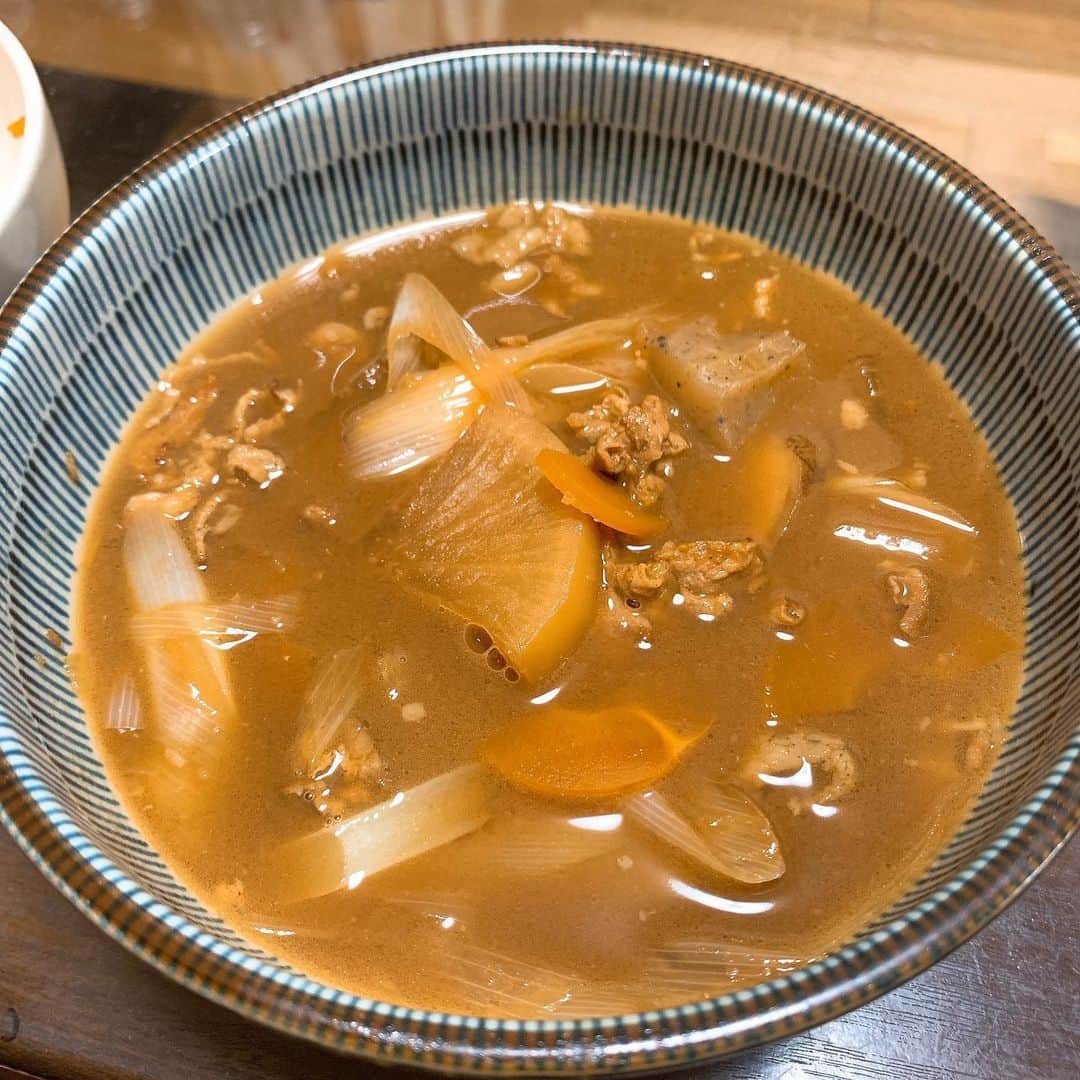 アイアム野田のインスタグラム：「どうしても赤味噌の豚汁が食べたくて作りましたが、一人で食べきれない量！と最初は思いましたが大根、にんじん、ゴボウなどの野菜なのでいくらでも食べられます！野菜はいいですねえ」