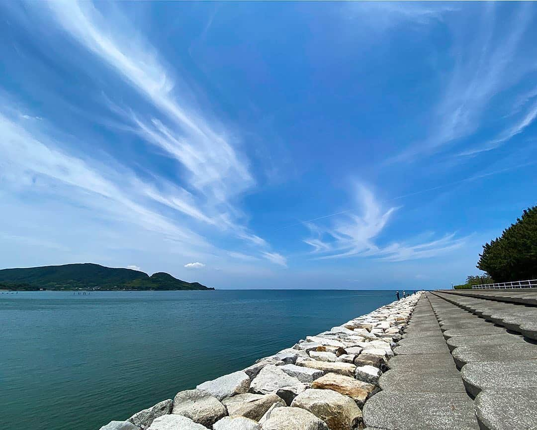 愛知県田原市さんのインスタグラム写真 - (愛知県田原市Instagram)「I want to hang a fishing line in the sky. お空にも釣り糸垂らしたい *  吸い込まれる〜#お魚いるのどっち？#空？#海？ #のんびり釣り日和#空でも何か釣れるかな 笑 #青色 のキャンバスに#白の絵具 で描いたら こんな空になりそう#青色大好き #梅雨の合間 の#青空 * #たはら暮らし  #渥美半島#田原市#田原#伊良湖岬#伊良湖#赤羽根#菜の花浪漫街道  #tahara#irago#akabane #サーフィン#surfing#田舎暮らし#日々の暮らし#休日の過ごし方#スローライフ#instagramjaran#igersjp」6月23日 8時48分 - tahara_kurashi