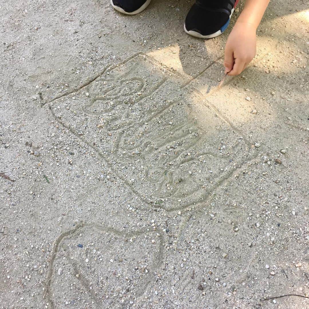 平野由実さんのインスタグラム写真 - (平野由実Instagram)「#息子のお絵かき 電車やキャリーバッグ。 3、4ヶ月前までは、なぐり書きだった息子の成長に感動。。 人らしきものが描けたと思ったら、四角や三角も描けるように。 短期間で描く楽しさに気づいたらしい。 嬉しいです✨😢」6月23日 8時49分 - yumi_hiranoo