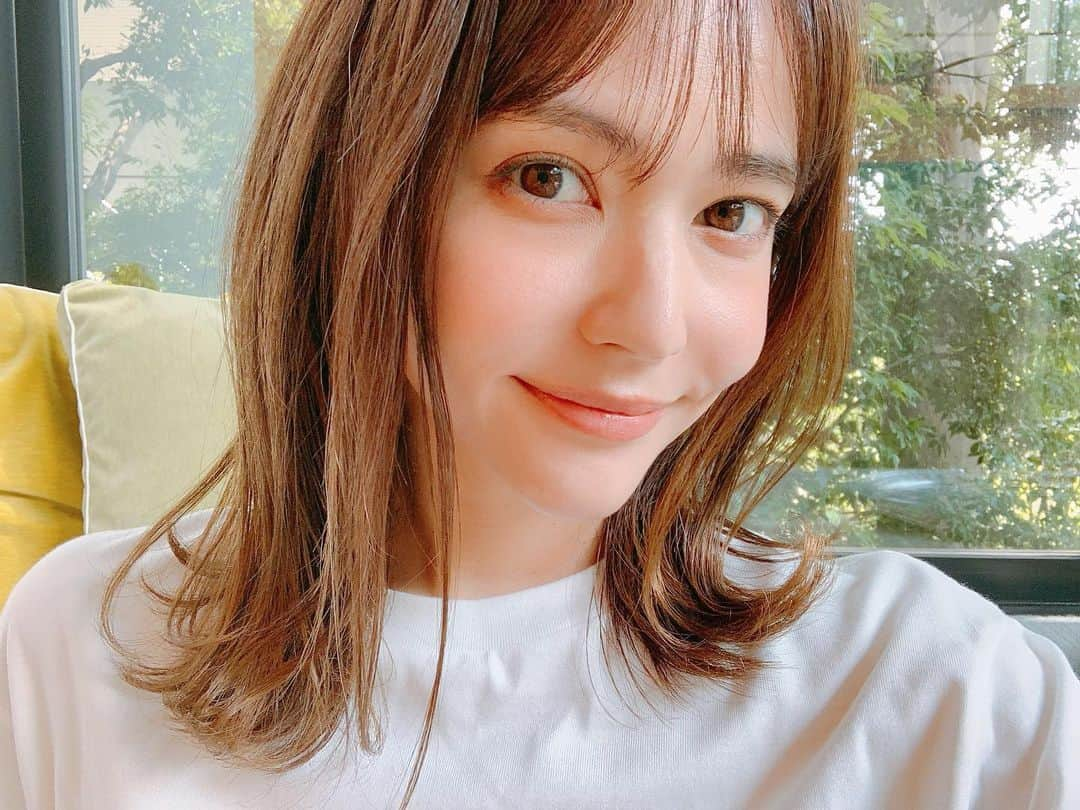 仲間リサさんのインスタグラム写真 - (仲間リサInstagram)「🌿💕﻿ 毛穴が気になり始めて、仲の良いライターさんにオススメして貰ったクレンジングバーム.﻿ ﻿ ほんとに面白いくらいつるんっと簡単にメイクが落ちて﻿ それでいて保湿感は残したままさっぱりな洗い上がりに… 感動 ！！﻿ ﻿ パッケージがシンプルで可愛いのも気分が上がって◎﻿ W洗顔不要なのも時短になって嬉しい♪﻿ ﻿ ﻿ #mamacosme﻿ #ママコスメクレンジングバーム」6月23日 9時13分 - lisa_nakama_