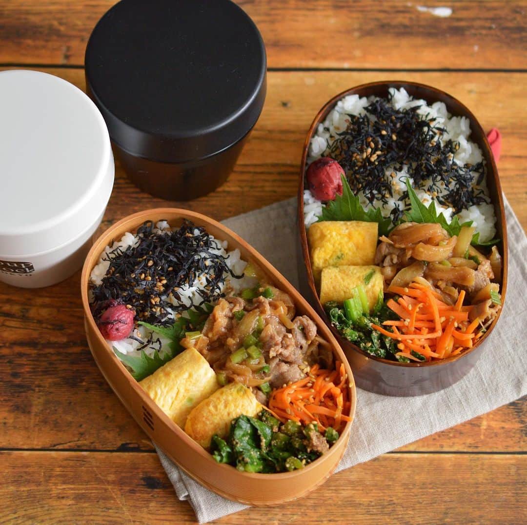 yukiyoのインスタグラム：「2020.6.23* ・ 今日のお弁当 ・ ひじきふりかけと梅干しご飯 ネギ入り玉子焼き 生姜焼きは  ほうれん草ゴマ和え 人参ごま炒め ・ ・ 今週は前日野菜を茹でるだとかちょいと炒める位 作り置きは作っていません。 ・ 日曜日遊んでたからね笑 ・ そのかわり #下味冷凍 大活躍の予定 今日は生姜焼き 明日はお魚かな ・ ＊下味冷凍生姜焼きの参考レシピ 豚肉100g（豚こまでOK） 玉ねぎ1/2個 醤油、みりん、酒　大1 砂糖　小1 だしの素　小1/2位 生姜チューブ3cm位 ・ 揉み込んで冷凍するだけ。 これでお弁当２つ分です。 ・ 前の晩冷蔵庫に移して解凍 焼いて青ネギを加えてます。 ・ ・ ・ #お弁当 #obento #bento #lunch #lunchbox #onthetable #japanesefood #暮らし #曲げわっぱ #lin_stagrammer #ロカリ #おうちごはんLover #マカロニメイト #IGersJP」