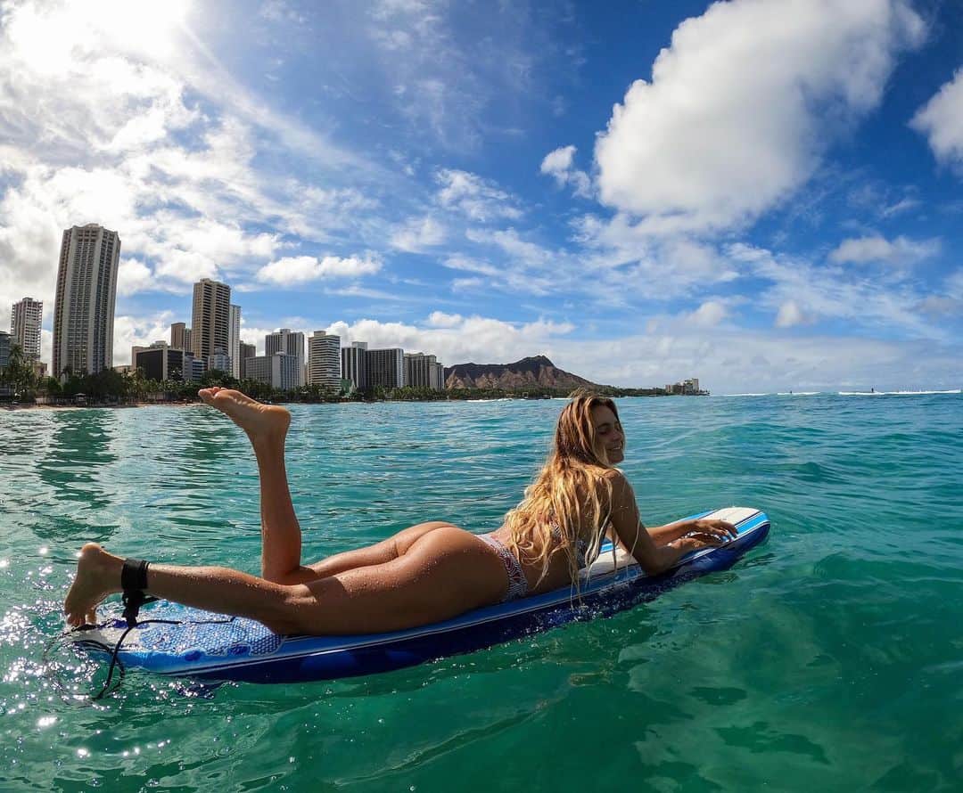 アラナ・ブランチャードのインスタグラム：「Just posted a new YouTube video about our time in Waikiki. Link in bio💙」