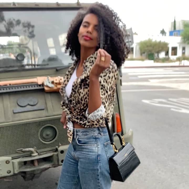グレースマハリーのインスタグラム：「Having someone take care of your curls can mean the difference between self love and rejection... building confidence in your natural beauty versus trying to conform to someone else’s (Eurocentric) standards. Bless the artists in the beauty and wellness industry who’ve helped black women learn to care for their natural features. Love you @hoshounkpatin thanks for the fresh cut and constant support 🖤🖤🖤」