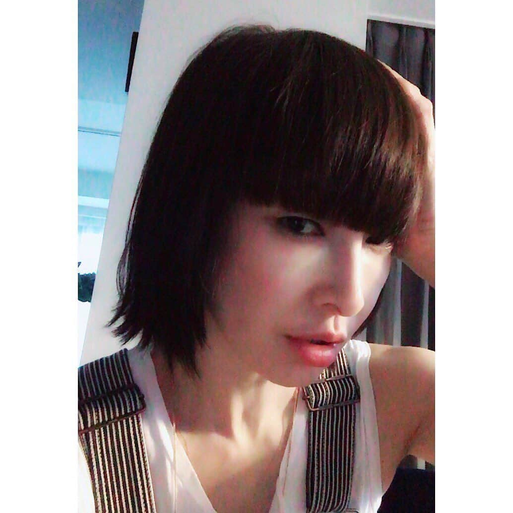 のインスタグラム：「りょうちゃん バッサリとしばらく伸ばしたロングヘアを… 今日はショートボブ風味に‼︎‼︎ リーゼントや、ラフなウェーブヘアもフィンガーブローで…簡単に出来るレングス…‼︎ ここ数年の「りょうヘア」まとめてみたけど… ヘアスタイルより何より… りょうちゃんは、その日その時の「りょうスタイル」 インナー刈り上げの2ブロックヘアスタイル…あれは確か10年以上前の話…撮影中に咄嗟に刈り上げて前髪もバッツンと切ったんだったなぁ…。 やっぱり…ヘアスタイルはその人のその時のライフスタイル❣️#ryo #hairstyle  #lifestyle #haircut #haircolour @twiggy.miho  @twiggytokyo  @yumedreaming」