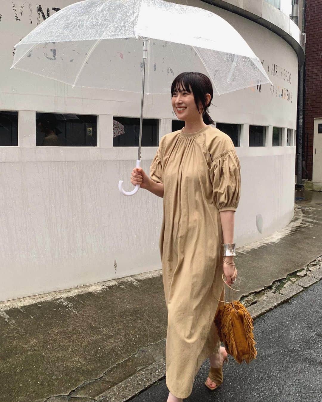 松本有理奈さんのインスタグラム写真 - (松本有理奈Instagram)「雨なのにサンダル☔️ ミス。 でもお気に入りのパフワンピース着てめっちゃ笑顔😂 ゆったりシルエットで楽ちんなんだ✨ SHOP 、ONLINE STORE にて発売中です！ #CLANE」6月23日 9時23分 - yurina0714