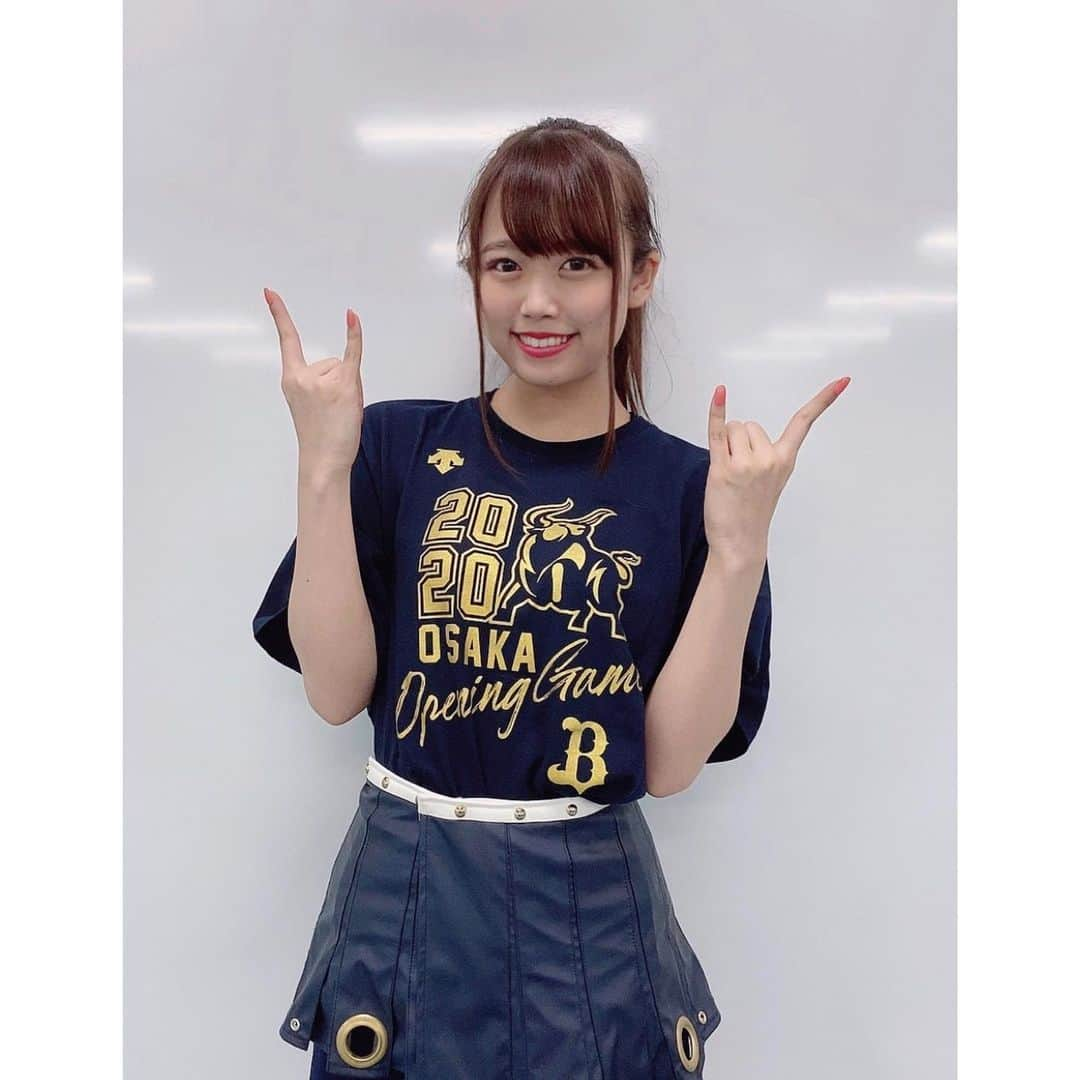 REINAさんのインスタグラム写真 - (REINAInstagram)「Good morning🌼﻿ ﻿ ﻿ 📸 :デサント社製開幕記念Tシャツ着用🤘🏻💙﻿ ﻿ ﻿ 今日からZOZOマリンスタジアムにて﻿ vs 千葉ロッテマリーンズ﻿ ﻿ 18:00 Play Ballです⚾️﻿ お家から熱いエールを届けましょう🔥✨﻿ ﻿ ﻿ そして今日、18:10～19:00、﻿ NHK「ニュースほっと関西」に﻿ BsGirlsがVTR出演します💎✨﻿ ﻿ 是非ご覧ください～( ˘ᵕ˘ )🙏🏻﻿ ﻿ ﻿ 皆さま今日も1日、﻿ 元気に笑顔でファイトです😆💕﻿ ﻿ ﻿ ﻿ ﻿ #オリックス #BsGirls #Bs2020 ﻿ #buffaloes #ORIX #プロ野球 #NPB ﻿ #baseball #野球 #野球好き #オリ姫 ﻿ #オリックスバファローズ #超革新系 #勝紺﻿ #reina_bsgirls #reina_360 #SMILE ﻿ #instalike #followme」6月23日 9時27分 - reina_bsgirls_360