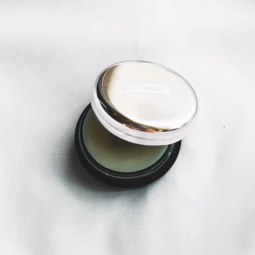 ドゥラメールのインスタグラム：「The Lip Balm — this velveteen balm with a hint of mint calms, restores and conditions, transforming lips with the most tender touch. Instantly helping to soften dryness, this emollient treatment nourishes, restores and strengthens the natural moisture barrier to help prevent further environmental damage. Apply an extra layer as a daytime or overnight lip mask. #Regram ℅ @j.k__o.」