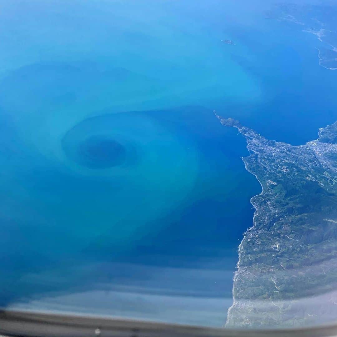 Isseki Nagaeさんのインスタグラム写真 - (Isseki NagaeInstagram)「😱🥶A mysterious swirl.  Ocean current?? #sea #mysterious #ocean #current #airplane #trip #travel  大阪出張の時にこれ！ なんかでてくるんか？」6月23日 9時34分 - isseki_nagae