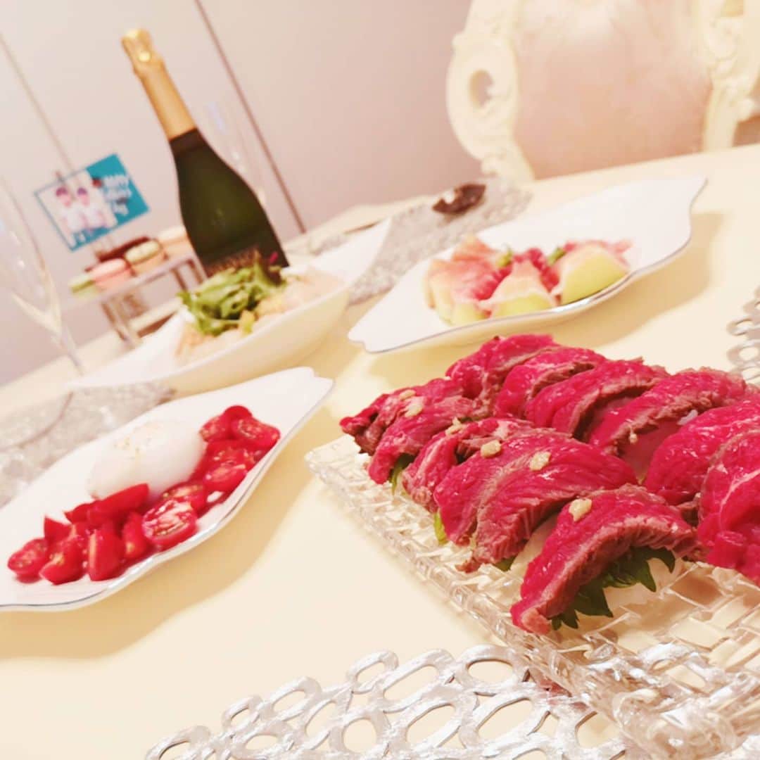 中島彩のインスタグラム：「備忘録💕 父の日ごはんはおうちで乾杯🥂 ローストビーフ寿司、ブッラータのカプレーゼ、水茄子とホタテのサラダ、生ハムメロン❤️ デザートは手作り生チョコと @macaron_de_okiyo のマカロン💕  話題の @kaldicoffeefarm の冷凍ブッラータ✨クリーミーでこくがあって驚きの美味しさ😍これは冷凍庫に常備したい～❤️ 家族みんなが喜んでくれて、楽しい夕食のひとときでした💕  #父の日　#おうちごはん #乾杯　#いつもありがとう #お酒に合う料理 #ローストビーフ寿司 #ブッラータ　#カルディ　#家族時間」