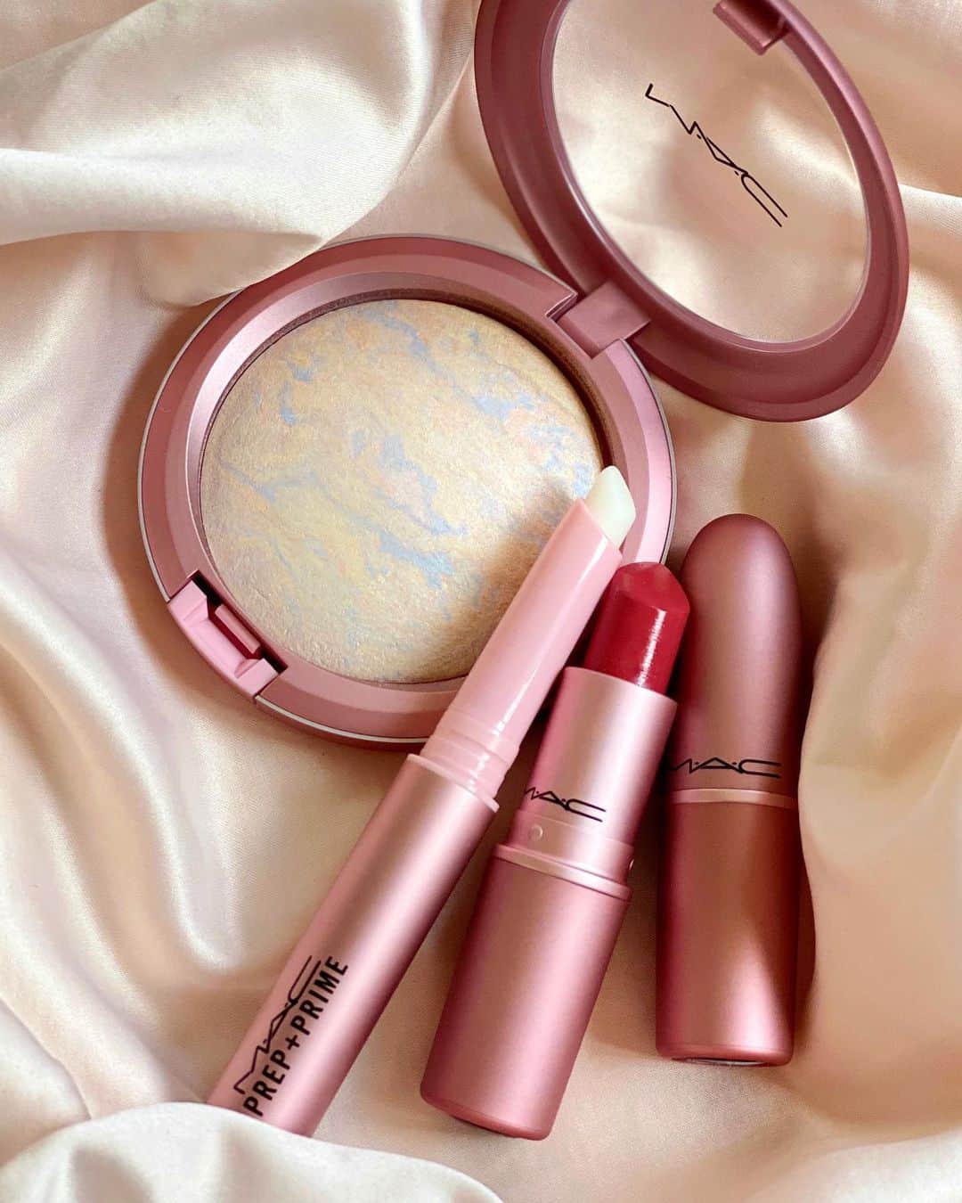 M∙A∙C Cosmetics Japanのインスタグラム：「【本日再入荷】 メタリックピンクパッケージの #MACペタルパワー コレクションから、人気の3製品が本日6月23日(火)、ついに全国のM·A·Cカウンターに再入荷いたします🌸 ㅤ 限定ピンクパッケージの定番人気製品を手に入れられるのは今だけ✨ あわせてピンクのポーチキャンペーンもチェック👉 ㅤ ＜再入荷製品＞ ☑リップスティック シー シアー (税込3,300円) ☑M·A·C ミネラライズ スキンフィニッシュ ライトスカペード (税込4,620円) ☑M·A·C プレップ プライム リップ (税込2,970円) ㅤ ㅤㅤ 【限定デザインポーチプレゼントキャンペーン】 全国のM·A·Cカウンター*にて、対象製品いずれか1点を含む、 税込8,250円以上のご購入で限定デザインポーチをプレゼント中✨ポーチの画像は2枚目をチェック👉 ㅤ ＜対象製品＞ ・パウダーキス リキッド リップカラー ・パウダーキス アイシャドウ ・グロー プレイ ブラッシュ ・ペタル パワー コレクション 3製品 (リップスティック シー シアー、M·A·C ミネラライズ スキンフィニッシュ ライトスカペード、M·A·C プレップ プライム リップ) ㅤ ㅤ *キャンペーンは全国のM·A·C直営店・百貨店店舗限定となり、M·A·C公式オンラインショップでは実施いたしません。 ※プレゼントはお1人様1会計につき1個までとさせて頂きます。 ※プレゼントは数に限りがございます。限定数が無くなり次第終了となります。  ㅤ  ㅤ 【公式オンラインショップ限定特典】 ☑︎6月25日(木) 23:59まで全品送料無料！ ☑︎初回ご購入のお客様へ10% OFFクーポンをプレゼント （クーポンコードwelcome） ㅤ #MACPetalPower#MACCosmeticsJapan#MACCosmetics#MAC#MACコスメ#メイク好き#デパコス#新作コスメ#限定コスメ#春メイク#血色感#血色メイク#抜け感メイク#抜け感#コスメ記録#コスメマニア#艶肌メイク#マックコスメ#限定コスメ#ピンクメイク#口紅#MACリップ#リップメイク#リップ好き#夏メイク#ピンクリップ#ハイライト#ツヤ肌#リップ下地#キラキラメイク#限定コスメ#新作コスメ」