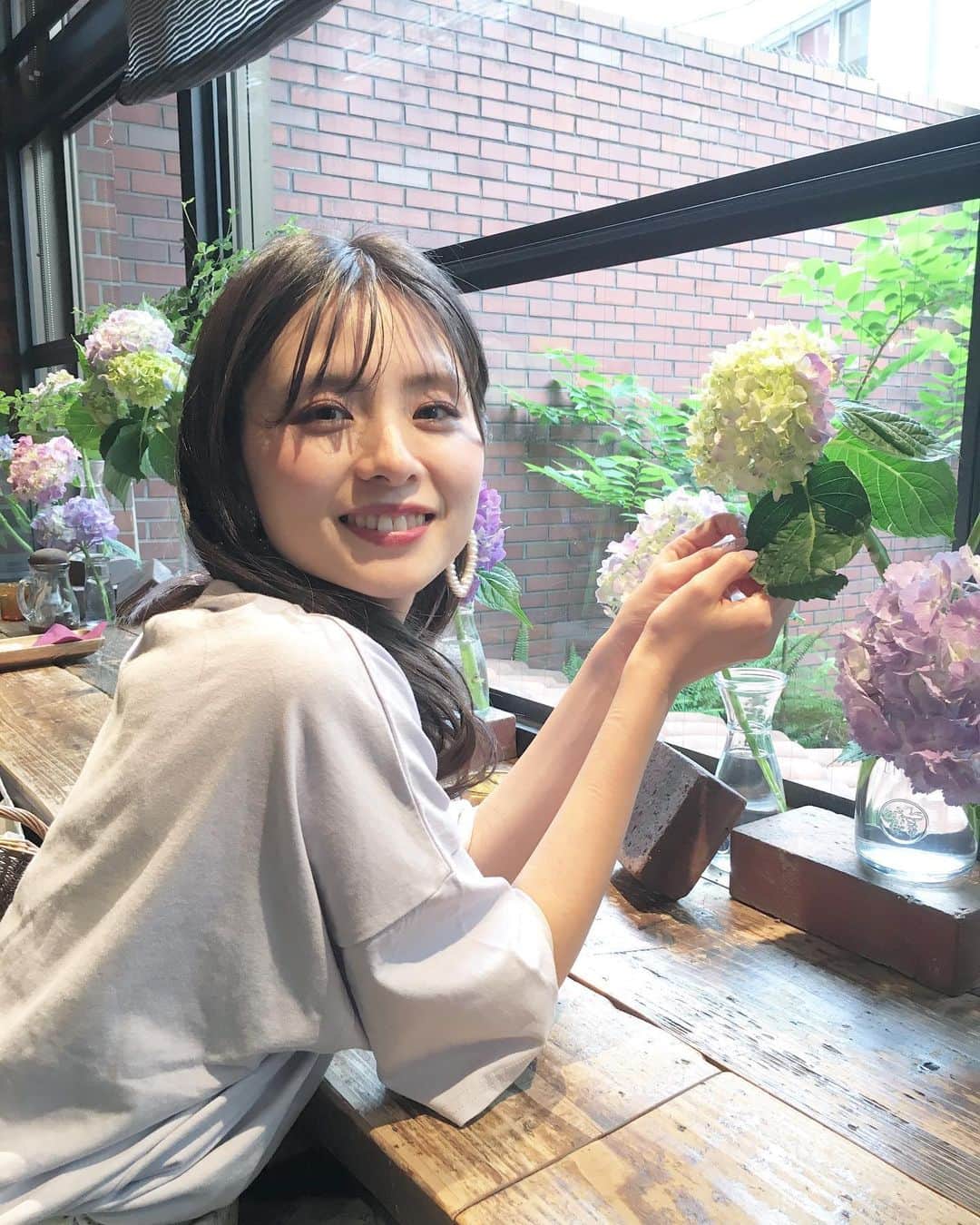 朝見心のインスタグラム：「(∵)﻿ 久しぶりの投稿に﻿ インスタライブを﻿ 希望して下さるコメントが多く﻿とても嬉しいですー♡﻿ ﻿ ありがとうございます！﻿ ﻿ ということで﻿ いきなりですが﻿ 今日の夜に配信しようかな﻿ うんうん﻿ ﻿ と思っています！﻿ ﻿ みんな何時くらいが都合良いのかな？﻿ 21時か22時くらいにしよかな？﻿ と思ってます﻿ ﻿ 間とって21時半から22時までの30分にしよかな﻿ そうやな﻿ それやな﻿ ﻿ ほなそれで！﻿ 今日2020年6月23日の﻿ 夜21時半から30分！﻿ 久しぶりにお会いできたら嬉しいです☺︎﻿ ﻿ 来られる人来てくださいー！﻿ ﻿ 楽しみにしてます♡﻿ ﻿」